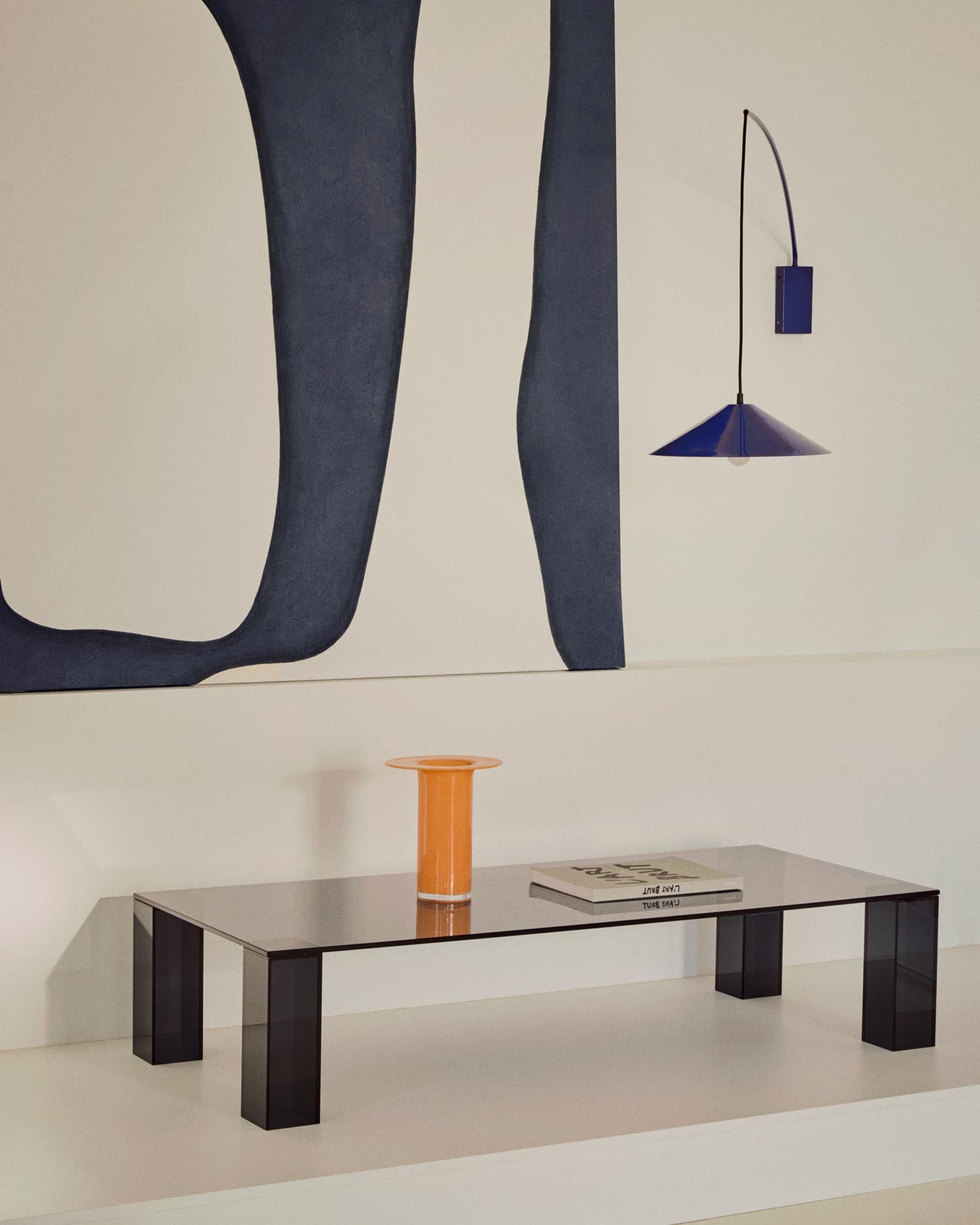 Moderne Wandleuchte Kally aus hochwertigem Metall mit blauem Finish und Massivholzelement, ideal für stilvolle Akzente in jedem Raum.