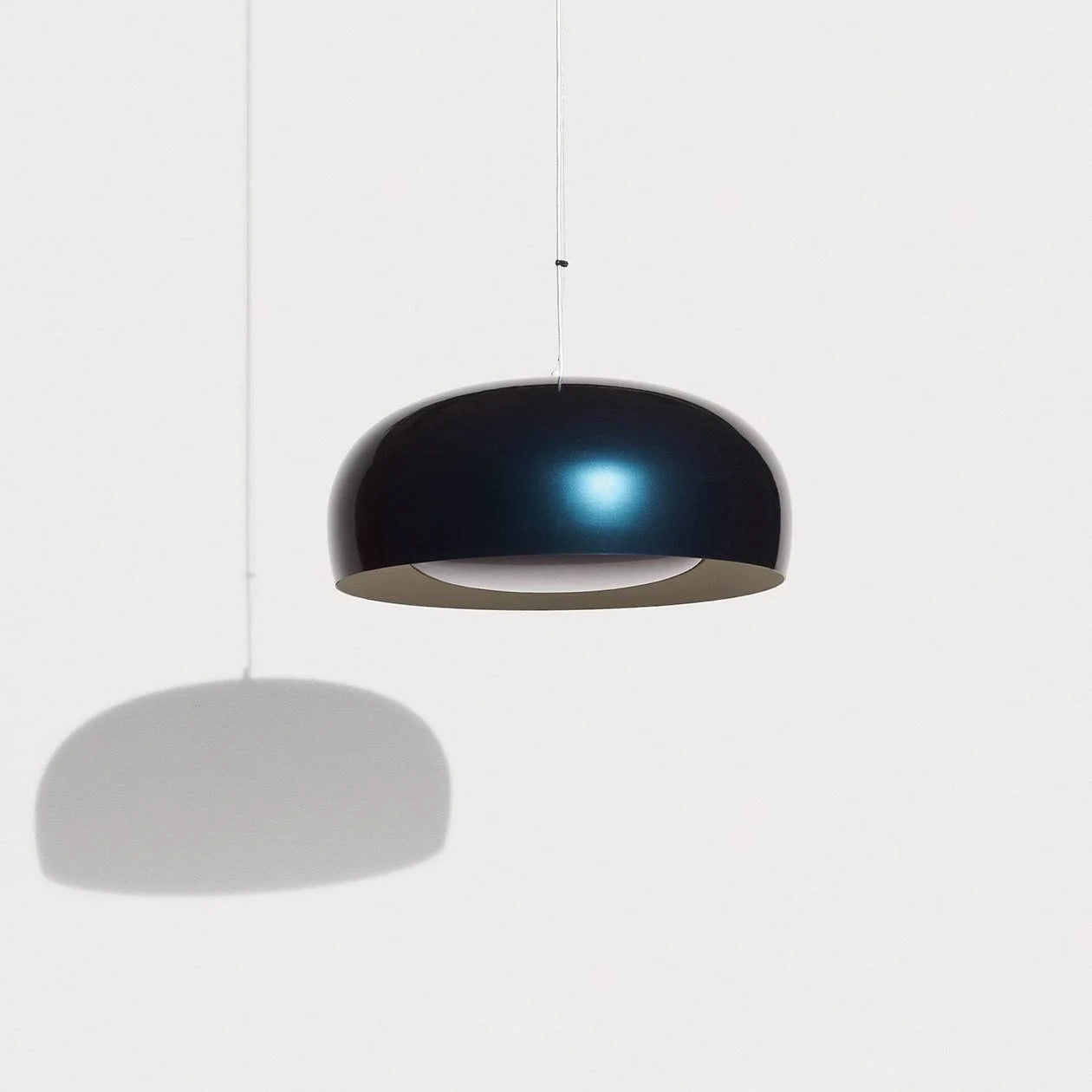 Entdecke die Brush Pendelleuchte Large von Petite Friture: zeitloses Design, vibrierende Farben und subtile Lichtstreuung für dein Zuhause.