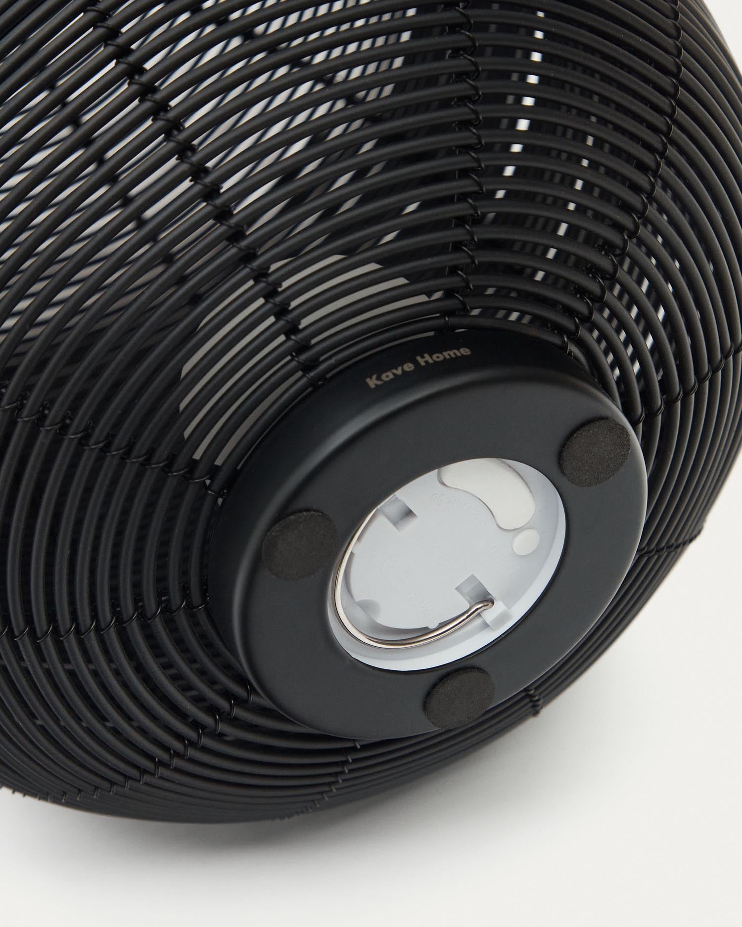 Die Saranella Tischlampe von Kave Home vereint elegantes Schwarz aus Kunstrattan mit einem robusten Holzsockel. Perfekt für drinnen und draußen!