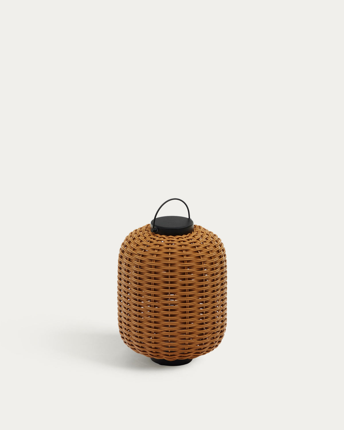 Saranella kleine tragbare Tischlampe aus Kunstrattan in Braun in Braun präsentiert im Onlineshop von KAQTU Design AG. Tischleuchte ist von Kave Home