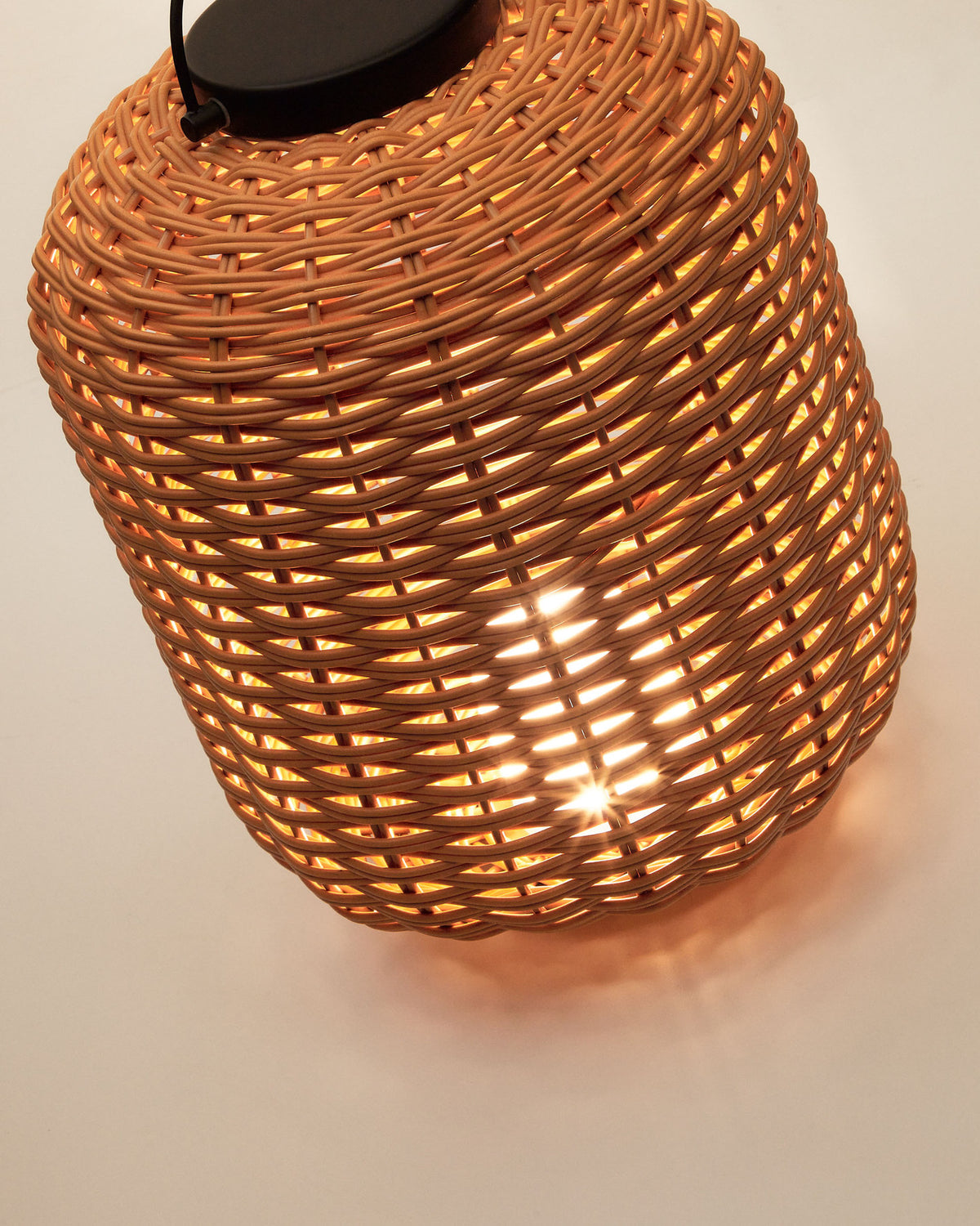 Saranella kleine tragbare Tischlampe aus Kunstrattan in Braun in Braun präsentiert im Onlineshop von KAQTU Design AG. Tischleuchte ist von Kave Home