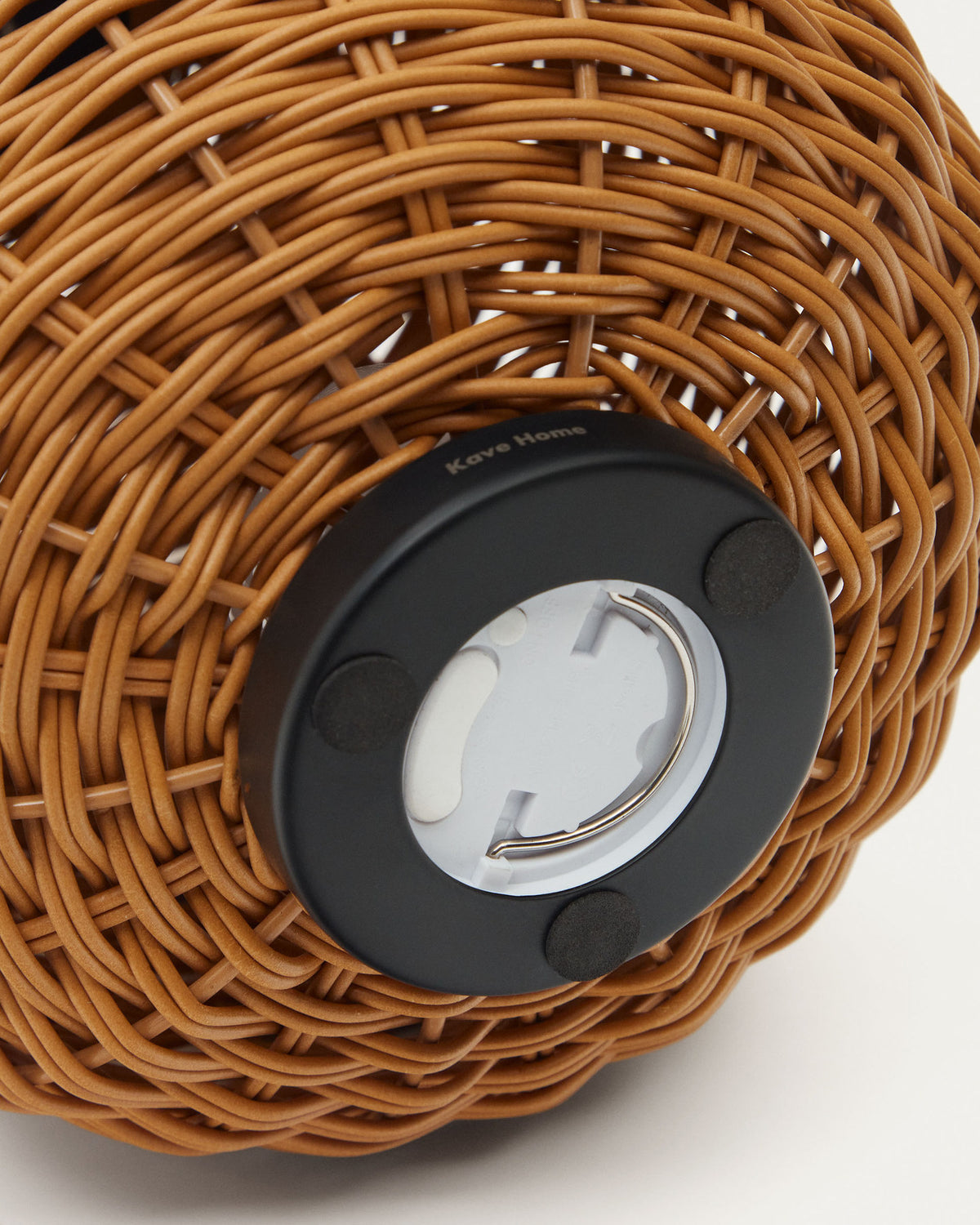 Saranella kleine tragbare Tischlampe aus Kunstrattan in Braun in Braun präsentiert im Onlineshop von KAQTU Design AG. Tischleuchte ist von Kave Home