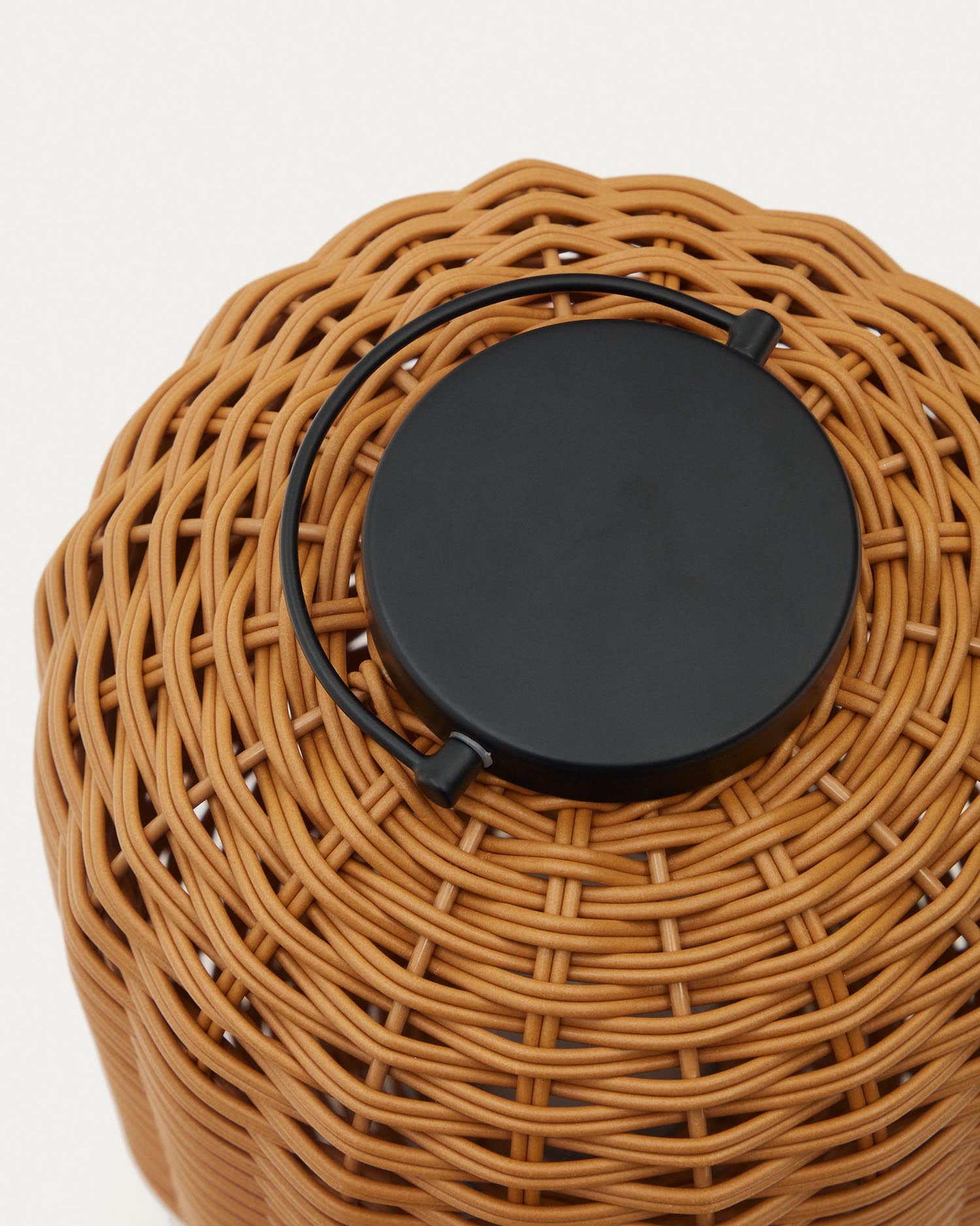 Die Saranella Tischlampe von Kave Home vereint modernes Design aus Kunstrattan in Braun mit kabelloser Flexibilität für stilvolle Akzente überall.