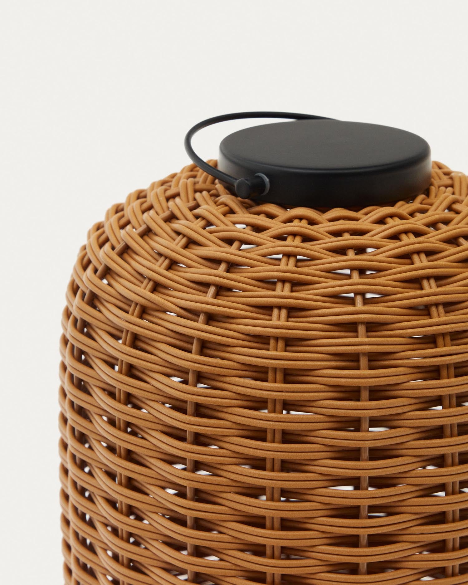 Die Saranella Tischlampe von Kave Home bietet elegantes Kunstrattan in Braun und kabellose Freiheit für stimmungsvolle Beleuchtung im Innen- und Außenbereich.