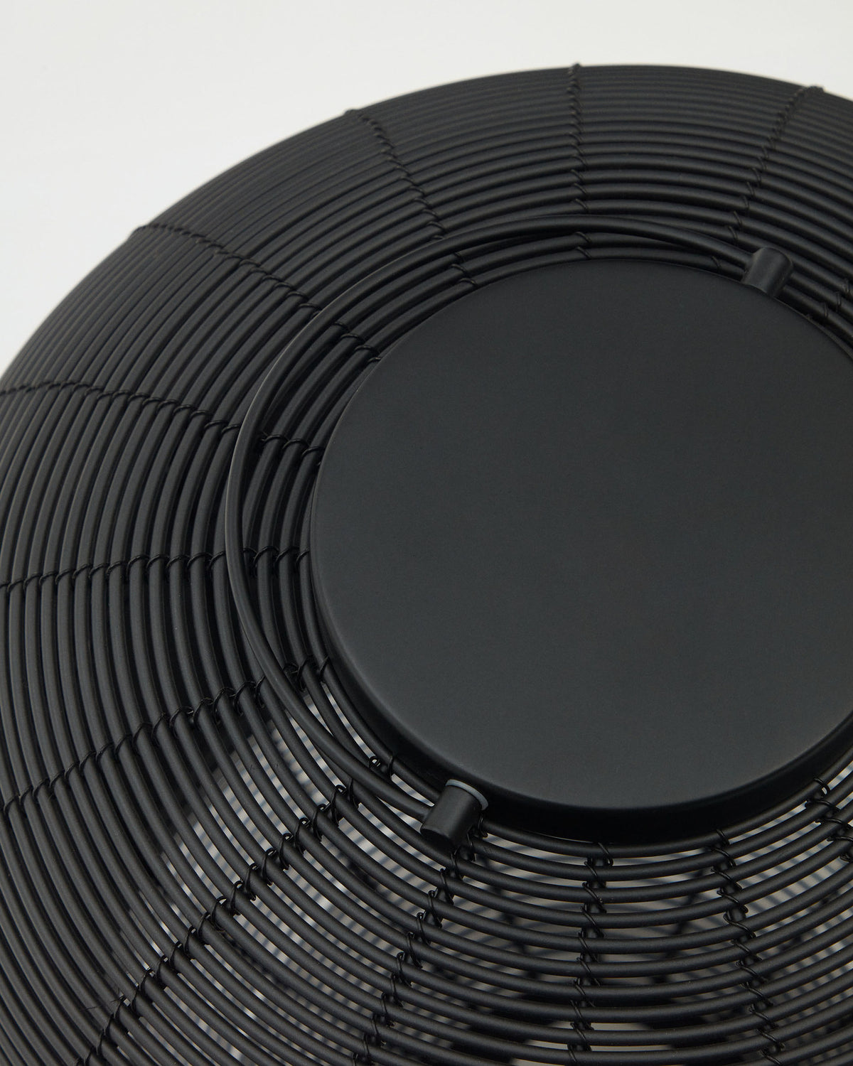 Saranella grosse tragbare Tischlampe aus Kunstrattan in Schwarz in Schwarz präsentiert im Onlineshop von KAQTU Design AG. Outdoor Tischleuchte ist von Kave Home