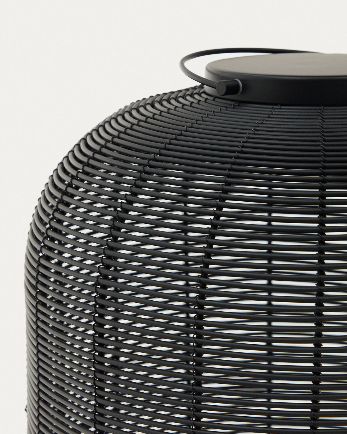 Saranella grosse tragbare Tischlampe aus Kunstrattan in Schwarz in Schwarz präsentiert im Onlineshop von KAQTU Design AG. Outdoor Tischleuchte ist von Kave Home