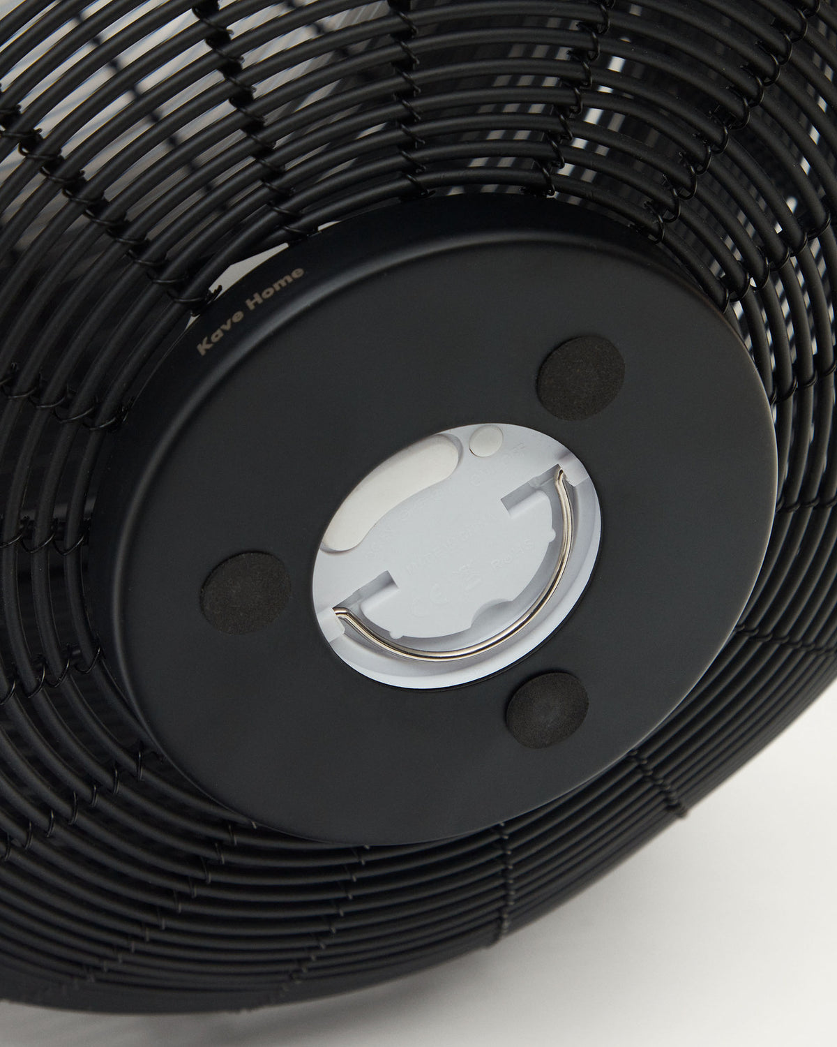 Saranella grosse tragbare Tischlampe aus Kunstrattan in Schwarz in Schwarz präsentiert im Onlineshop von KAQTU Design AG. Outdoor Tischleuchte ist von Kave Home