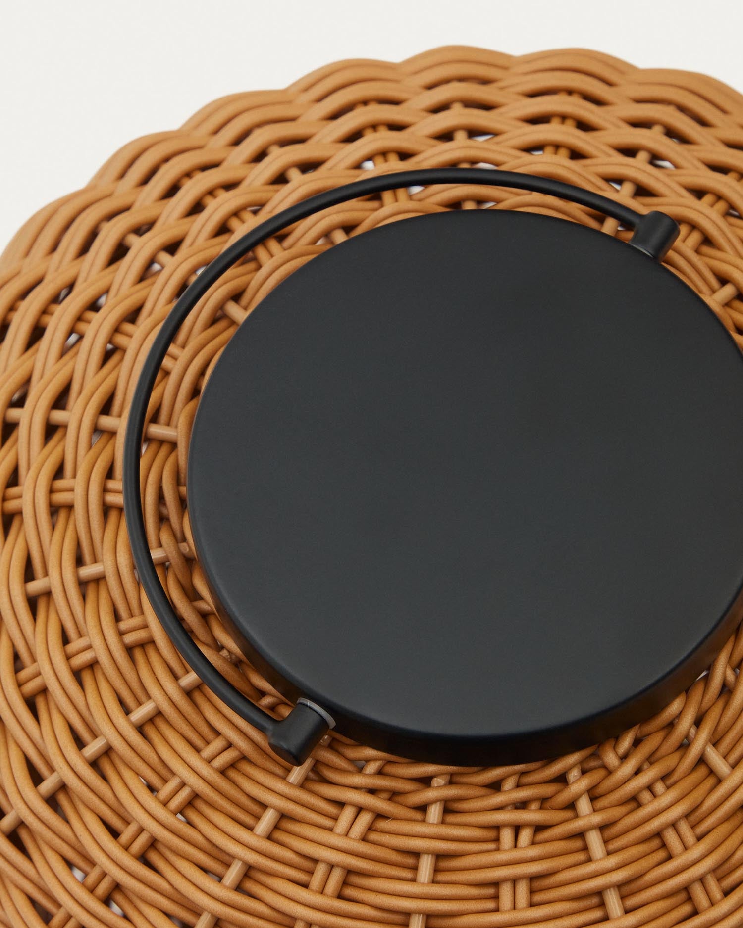 Die Saranella Tischlampe aus braunem Kunstrattan bietet kabellose Flexibilität und warmes Licht, ideal für stilvolle Akzente drinnen und draußen.