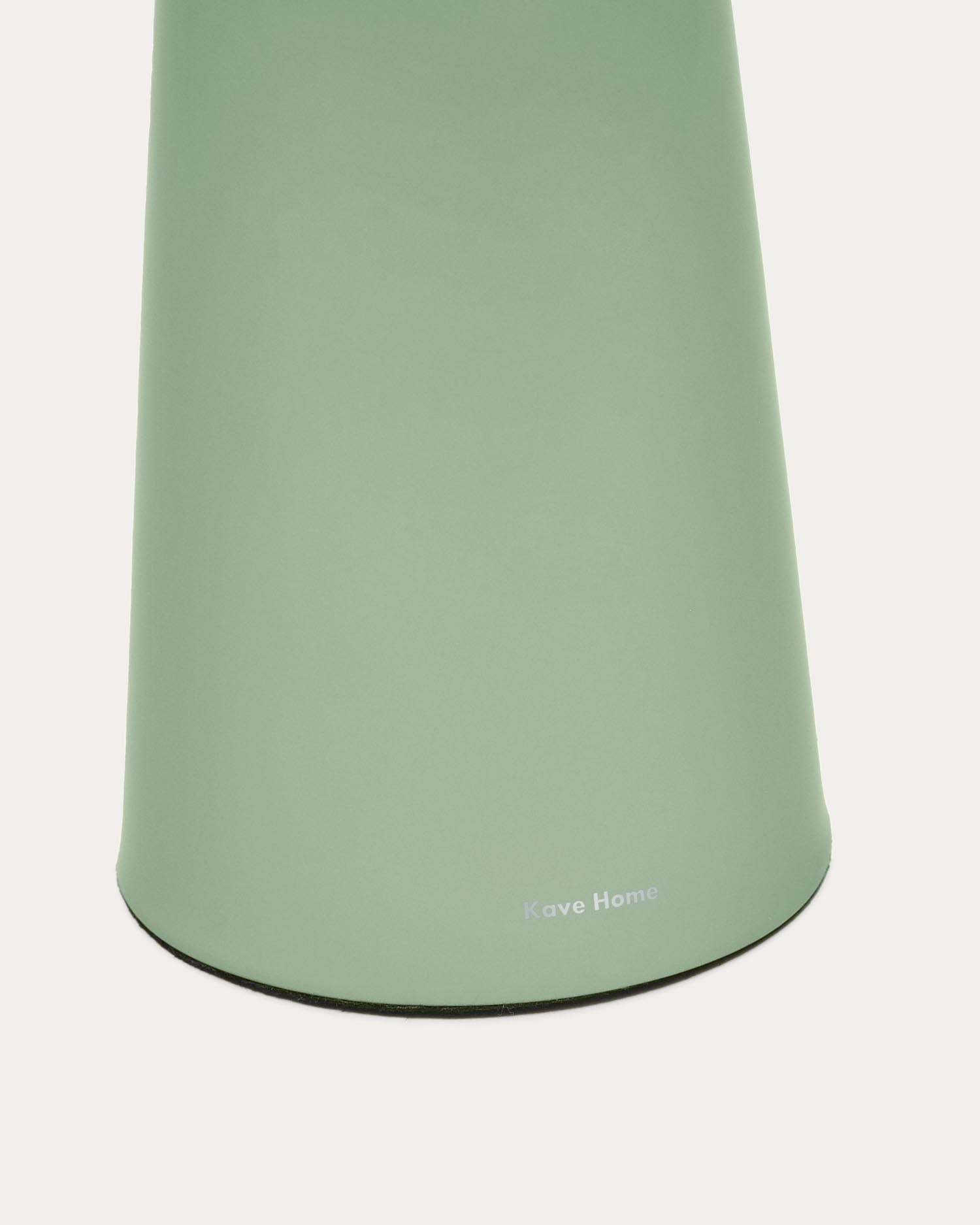 Die Arenys Outdoor Tischlampe von Kave Home kombiniert elegantes Metall in Türkis mit warmem Massivholz und schafft so eine einladende Atmosphäre für jeden Außenbereich.