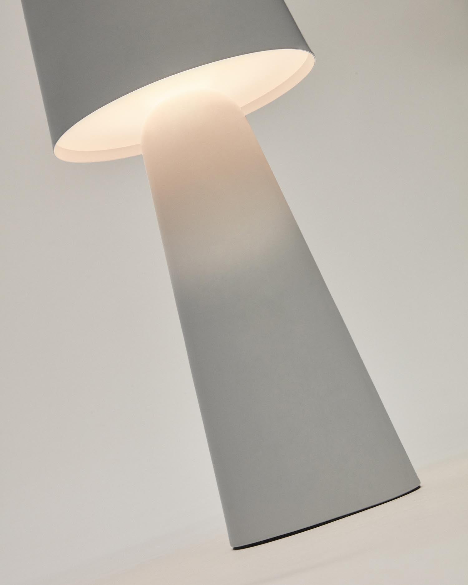 Die Arenys Outdoor Tischlampe von Kave Home vereint elegantes Metall mit warmem Holz, perfekt für stimmungsvolle Beleuchtung im Außenbereich.