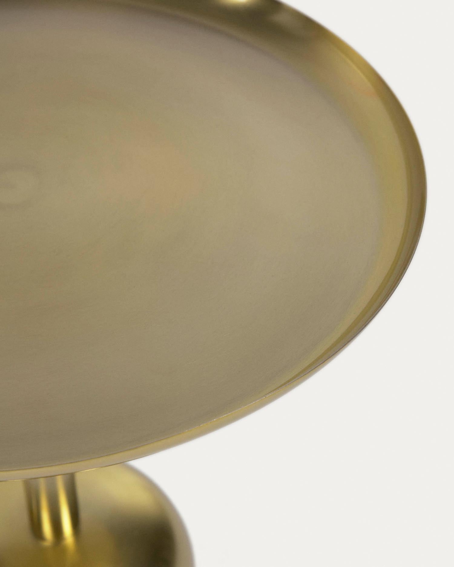 Der Adaluz Beistelltisch von Kave Home vereint modernes Design und Funktionalität in goldener Metallausführung, perfekt für jeden Raum.