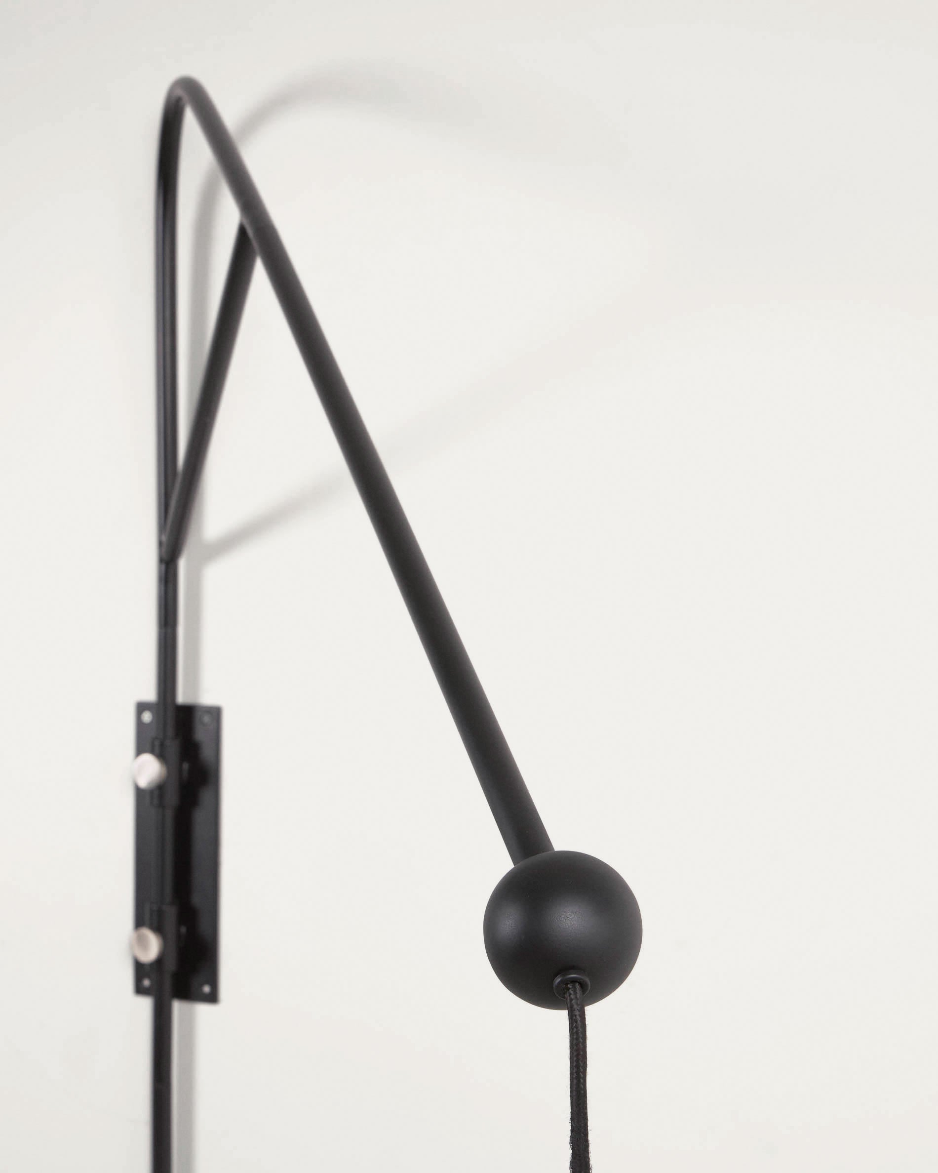 Die Eleazar Wandlampe von Kave Home vereint zeitloses Design und Funktionalität. Perfekt für jeden Raum, setzt sie stilvolle Lichtakzente.