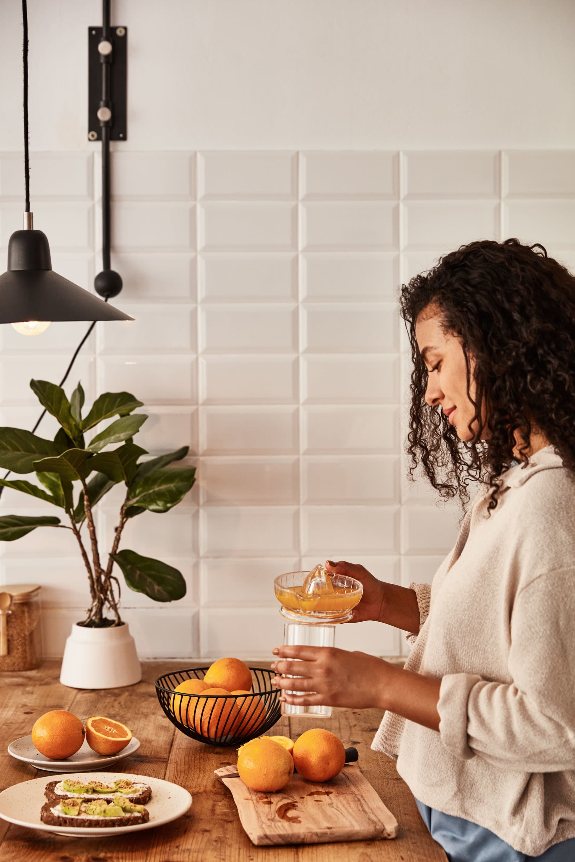 Die Eleazar Wandlampe von Kave Home besticht durch ihr modernes Design aus schwarz lackiertem Metall, ideal für stilvolle Beleuchtung.