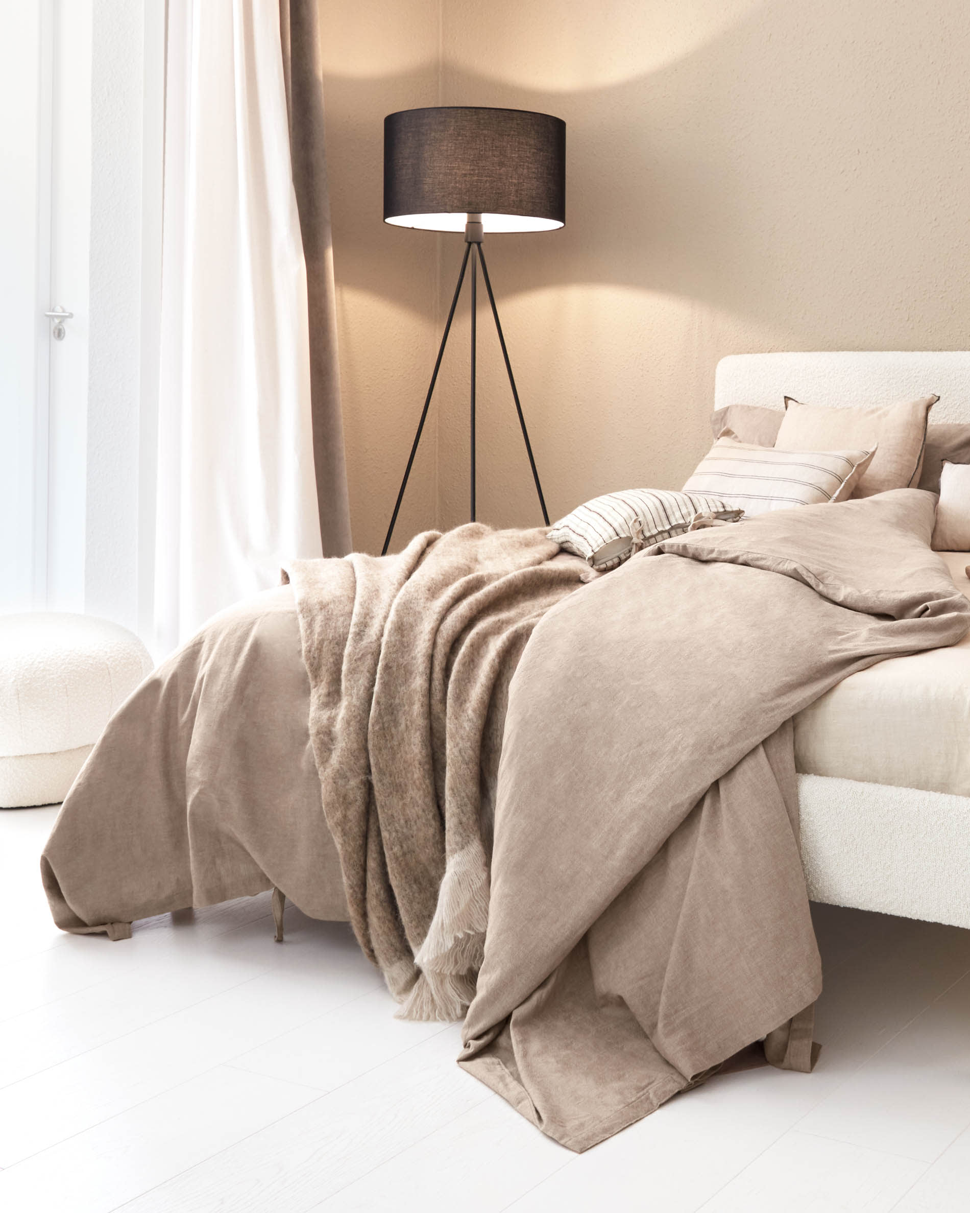 Hochwertiger Marja Vorhang aus Baumwolle und Leinen in strahlendem Weiß, 140 x 270 cm. Ideal für stilvolle Raumgestaltung und Lichtfilterung.