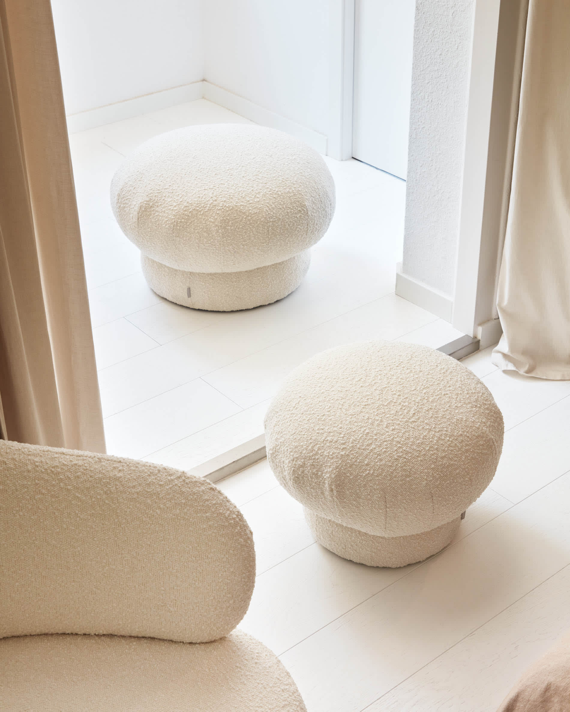 Hochwertiger Marja Vorhang aus Baumwolle und Leinen in strahlendem Weiß, 140 x 270 cm. Ideal für stilvolle Raumgestaltung und Lichtfilterung.