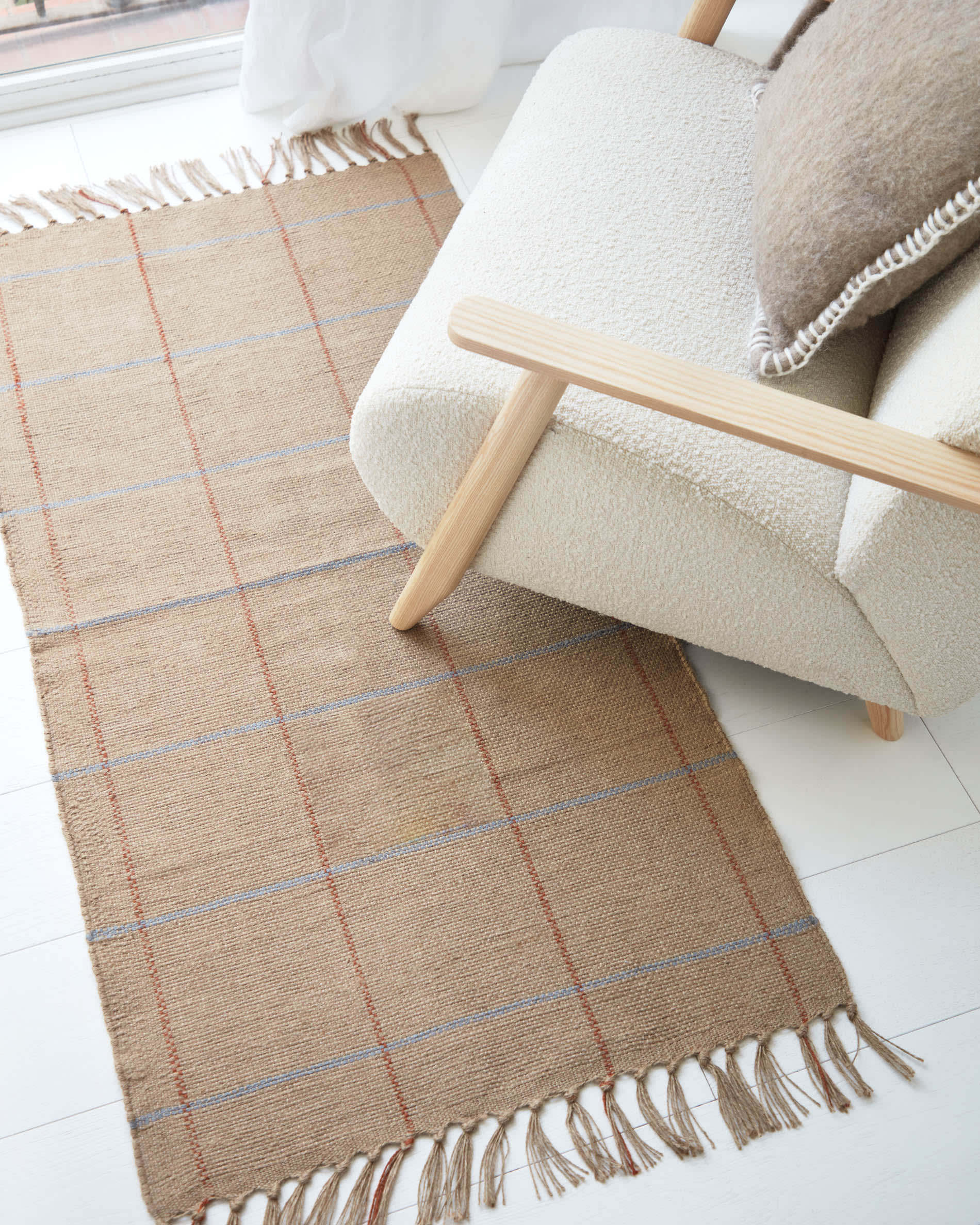 Hochwertiger Marja Vorhang aus Baumwolle und Leinen in strahlendem Weiß, 140 x 270 cm. Ideal für stilvolle Fensterdekoration und angenehmes Raumklima.