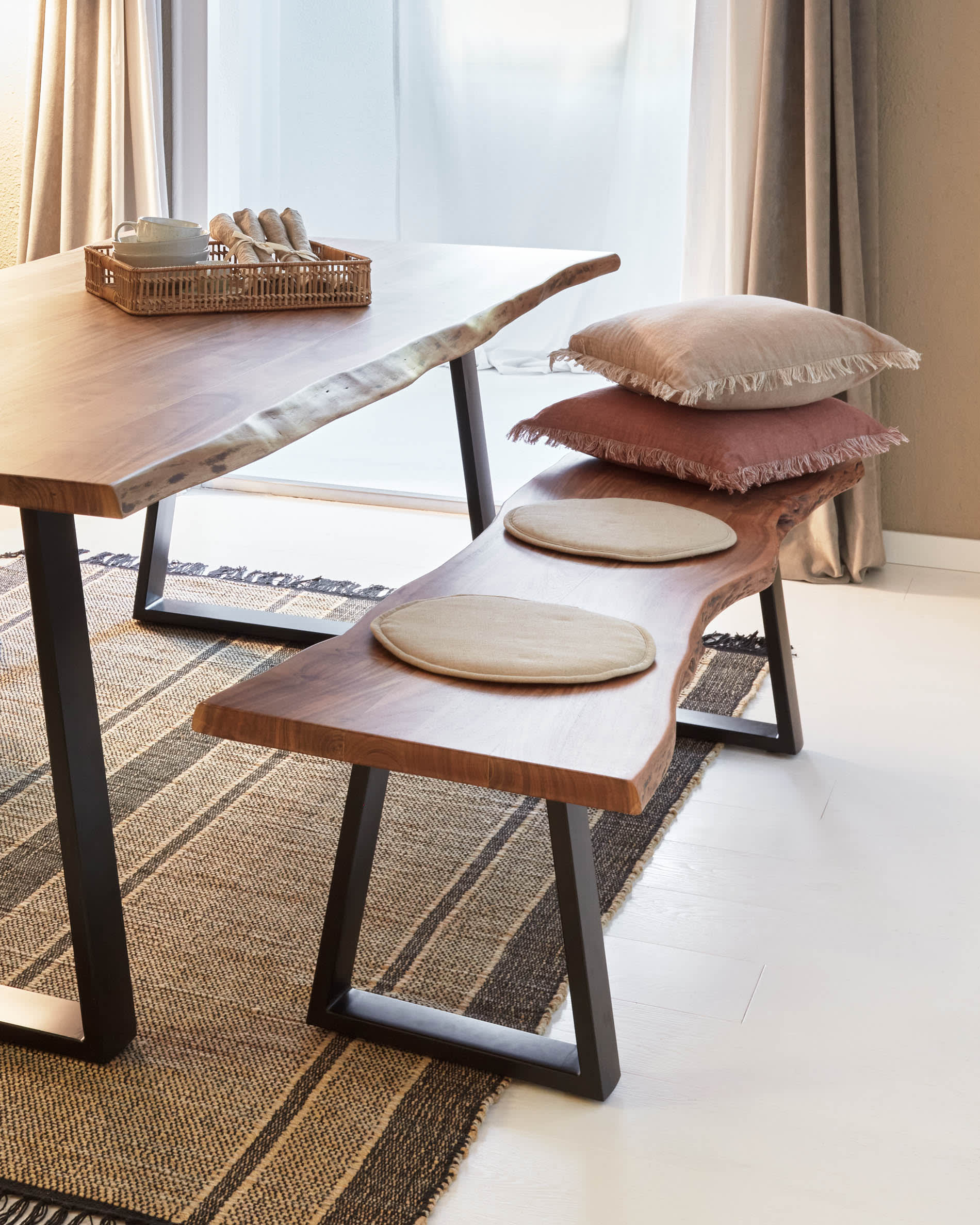 Hochwertiger Marja Vorhang aus Baumwolle und Leinen in strahlendem Weiß, 140 x 270 cm. Ideal für stilvolle Fensterdekoration und angenehmes Raumklima.