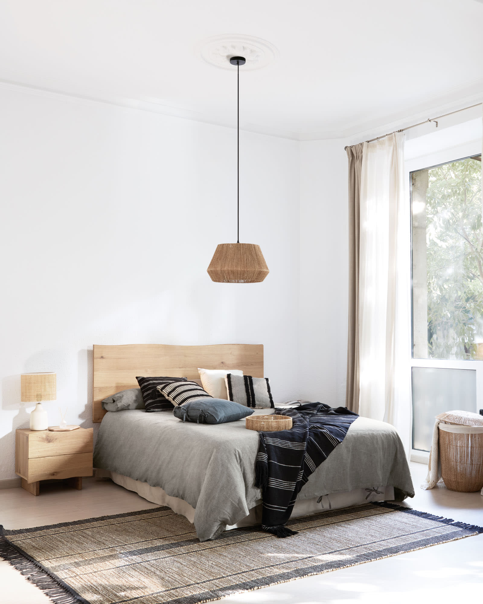 Eleganter Marja Vorhang aus Baumwolle und Leinen in Weiß, 140 x 270 cm. Perfekt für hohe Fenster und harmonische Raumgestaltung.