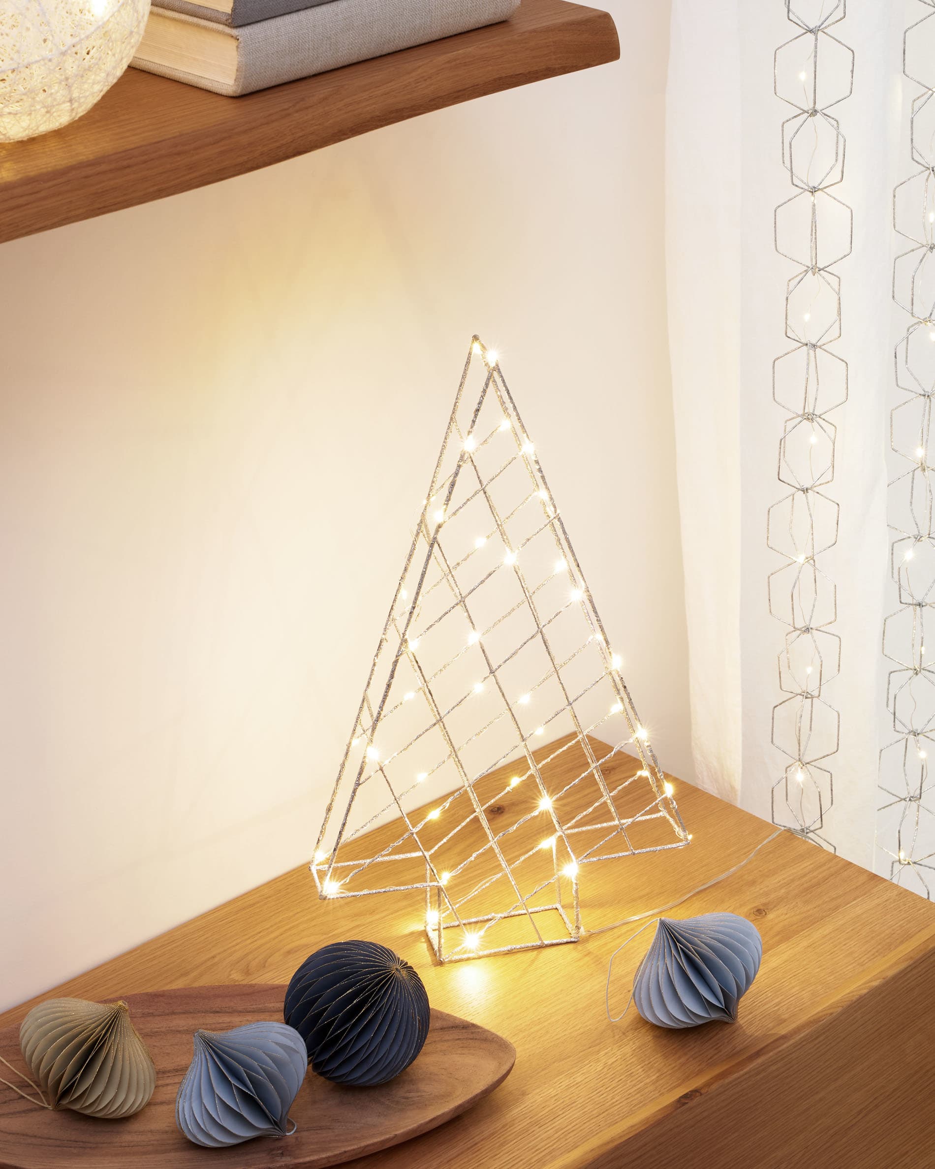 Hochwertiger Marja Vorhang aus Baumwolle und Leinen in strahlendem Weiß, 140 x 270 cm. Ideal für stilvolle Raumgestaltung und Lichtfilterung.