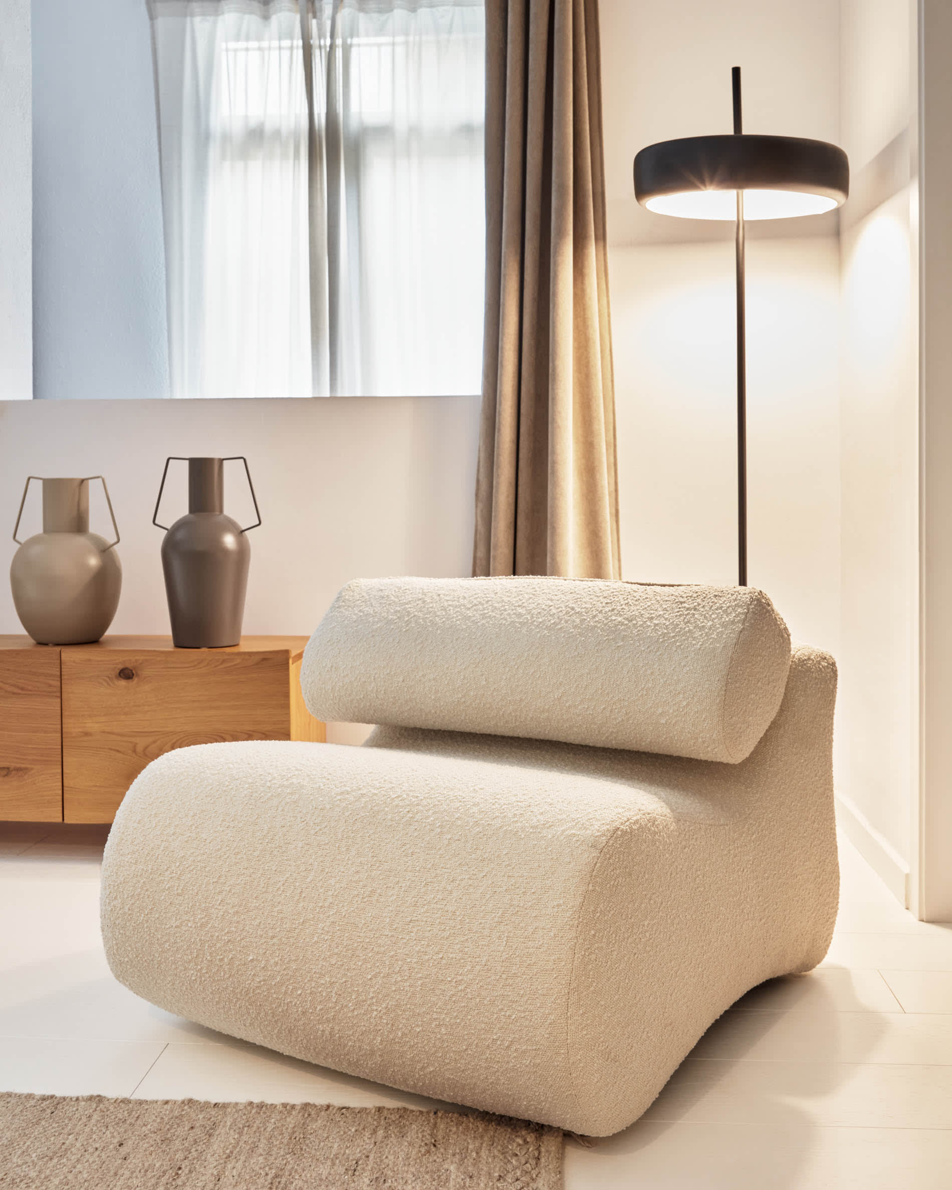 Weisser Vorhang aus Baumwolle und Leinen, 140x270 cm, von Kave Home. Ideal für moderne und elegante Raumgestaltung.