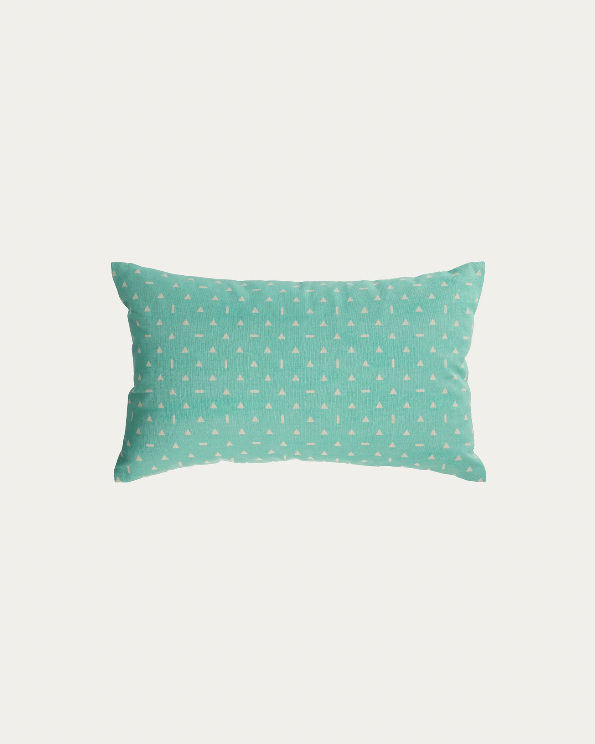 Zale Kissenbezug 100% Baumwolle türkis mit weissen Dreiecken 30 x 50 cm in Türkis präsentiert im Onlineshop von KAQTU Design AG. Deko Kissenbezug ist von Kave Home