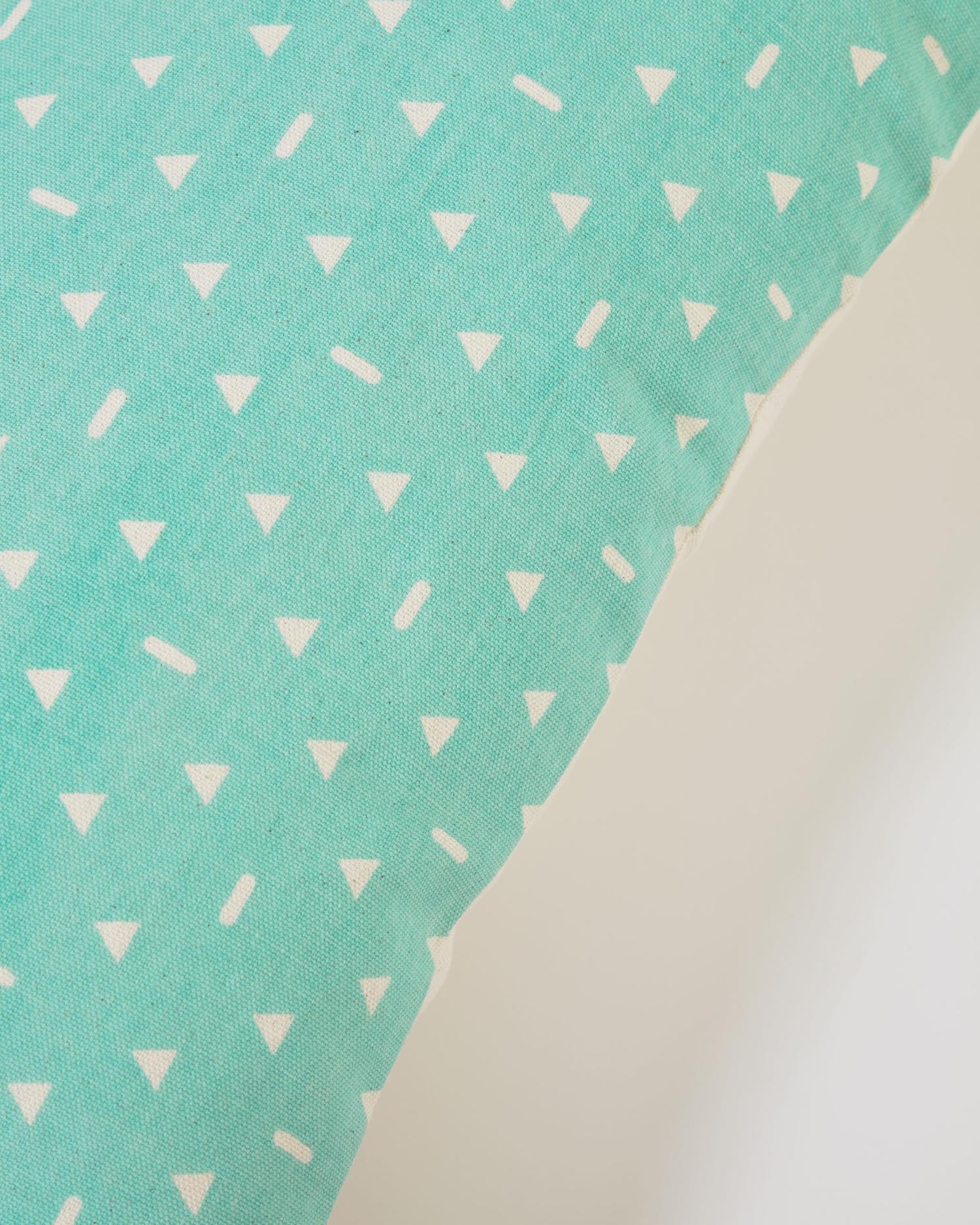 Zale Kissenbezug 100% Baumwolle türkis mit weissen Dreiecken 30 x 50 cm in Türkis präsentiert im Onlineshop von KAQTU Design AG. Deko Kissenbezug ist von Kave Home
