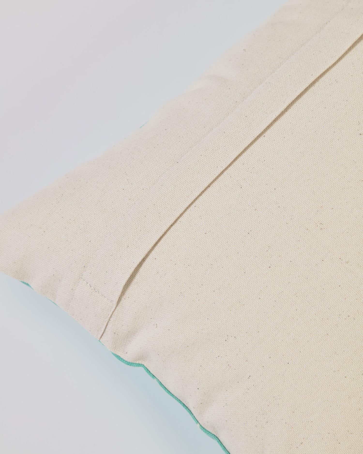 Zale Kissenbezug 100% Baumwolle türkis mit weissen Dreiecken 30 x 50 cm in Türkis präsentiert im Onlineshop von KAQTU Design AG. Deko Kissenbezug ist von Kave Home