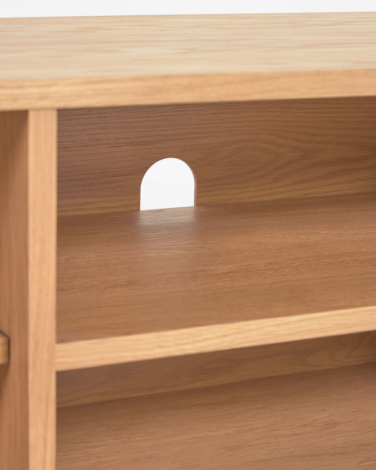 2-türiges TV-Möbel Beyla aus massivem Eschenholz und Eichenfurnier 180 x 49,5 cm FSC 100% in Natur präsentiert im Onlineshop von KAQTU Design AG. TV-Möbel ist von Kave Home