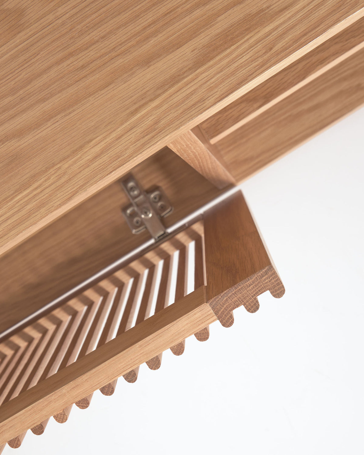 2-türiges TV-Möbel Beyla aus massivem Eschenholz und Eichenfurnier 180 x 49,5 cm FSC 100% in Natur präsentiert im Onlineshop von KAQTU Design AG. TV-Möbel ist von Kave Home