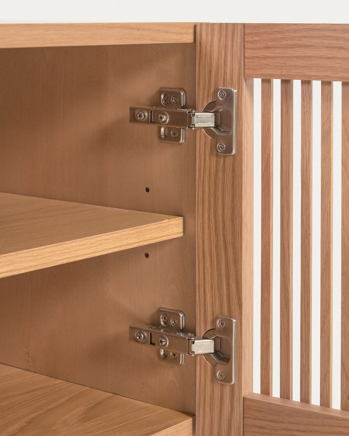 2-türiger Schuhschrank Beyla aus massivem Eschenholz und Eichenfurnier 98,5 cm FSC 100% in Natur präsentiert im Onlineshop von KAQTU Design AG. Schuhschrank ist von Kave Home