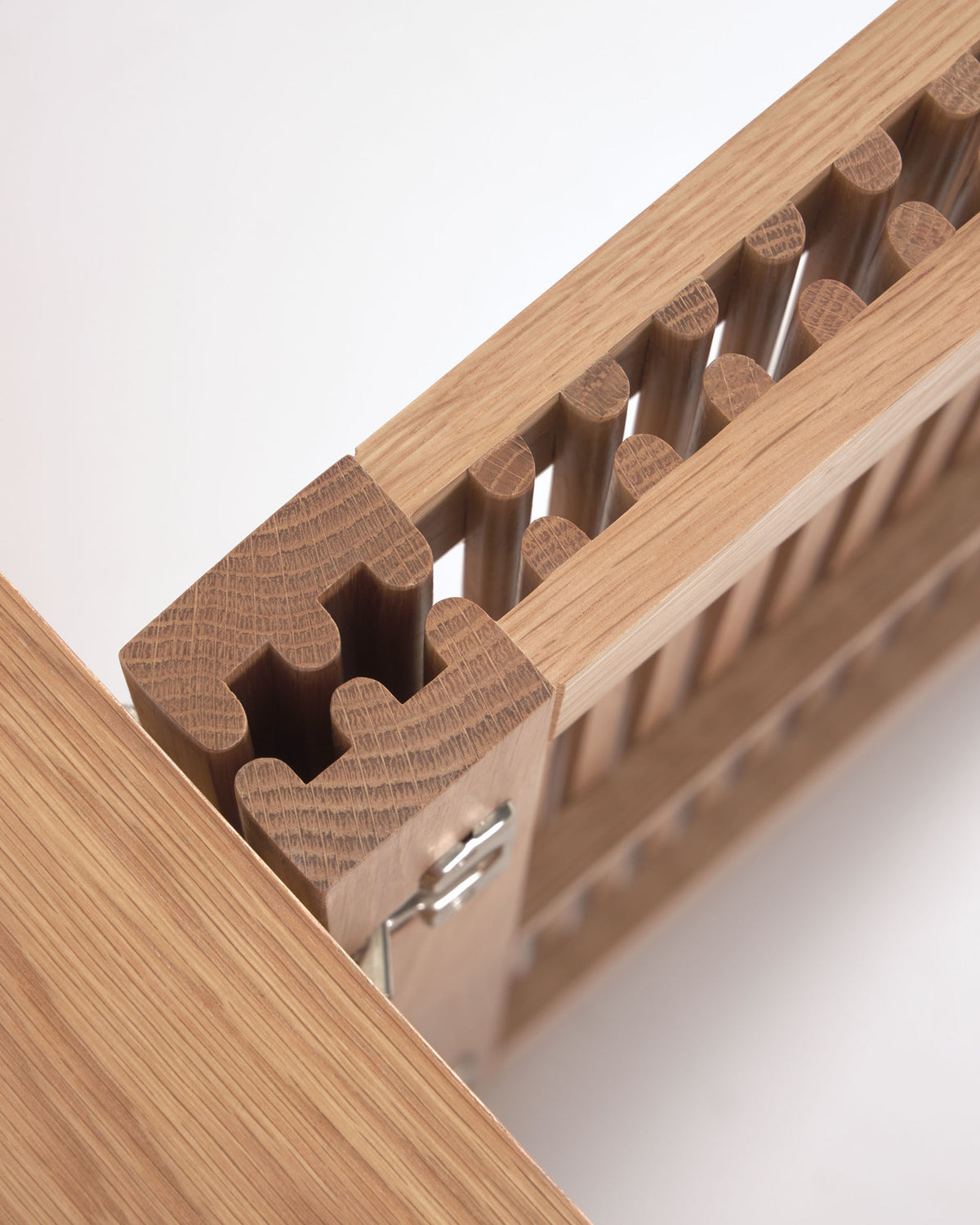 2-türiger Schuhschrank Beyla aus massivem Eschenholz und Eichenfurnier 98,5 cm FSC 100% in Natur präsentiert im Onlineshop von KAQTU Design AG. Schuhschrank ist von Kave Home