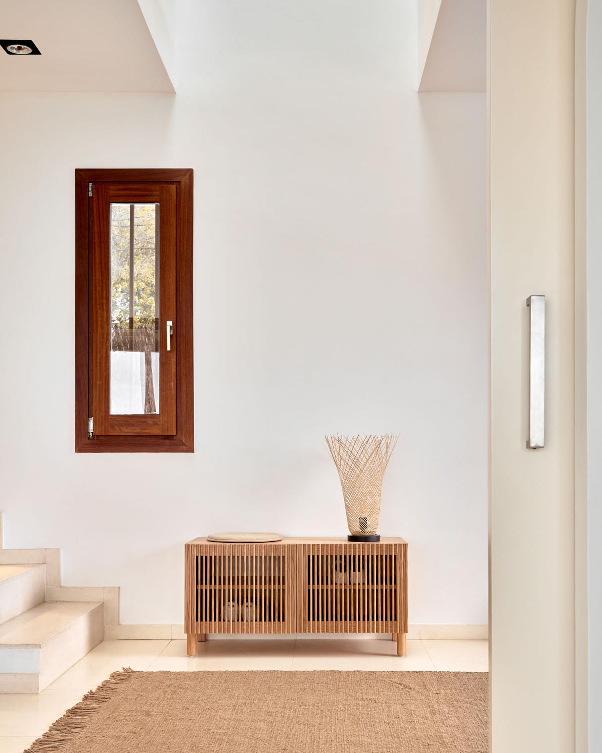 Stilvolles Eichen-Schuhregal Beyla mit 2 Türen, FSC-zertifiziert.