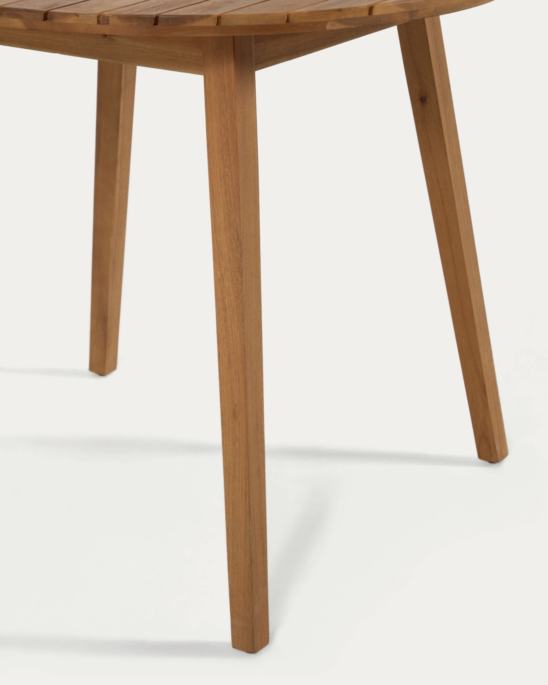 Runder Gartentisch Vilma aus massivem Akazienholz (FSC 100%), Ø 90 cm, ideal für stilvolle und umweltfreundliche Außenbereiche.