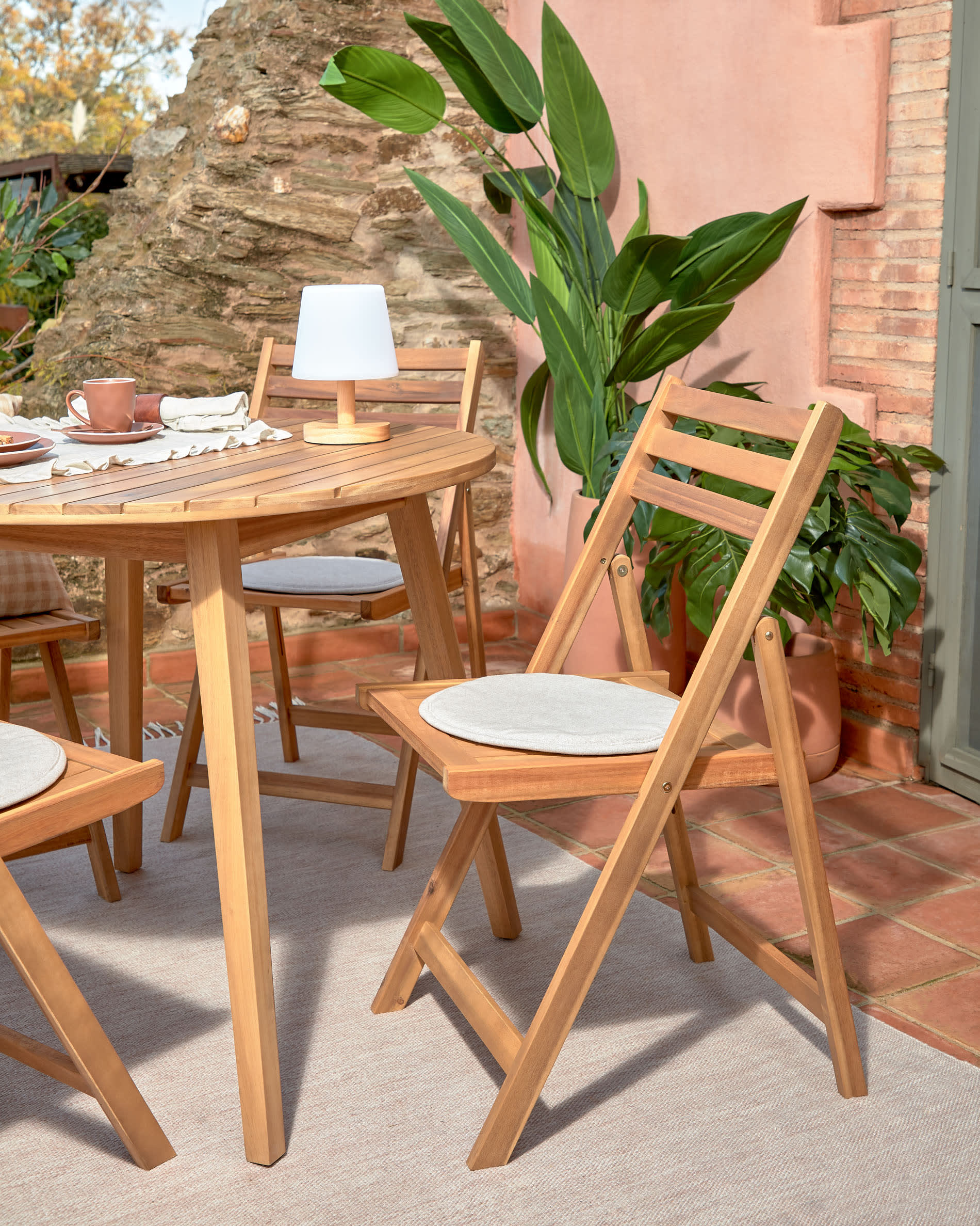 Vilma Gartentisch, rund, Ø 90 cm, aus FSC-zertifiziertem Akazienholz, perfekt für elegante und nachhaltige Außenbereiche.