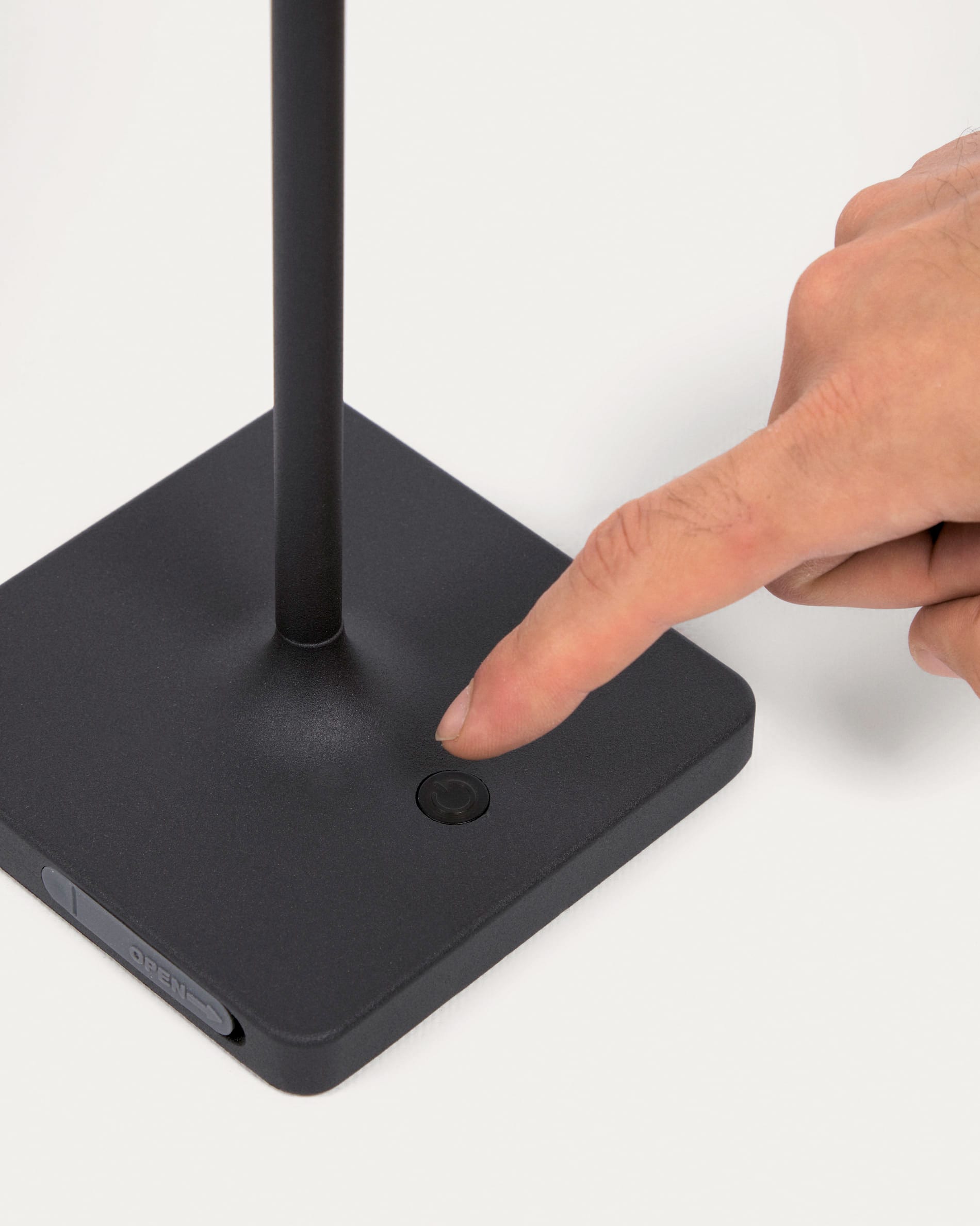 Die Aluney Tischlampe von Kave Home vereint modernes Design mit Funktionalität. Ideal für Außenbereiche, robust und mit praktischem Akku.