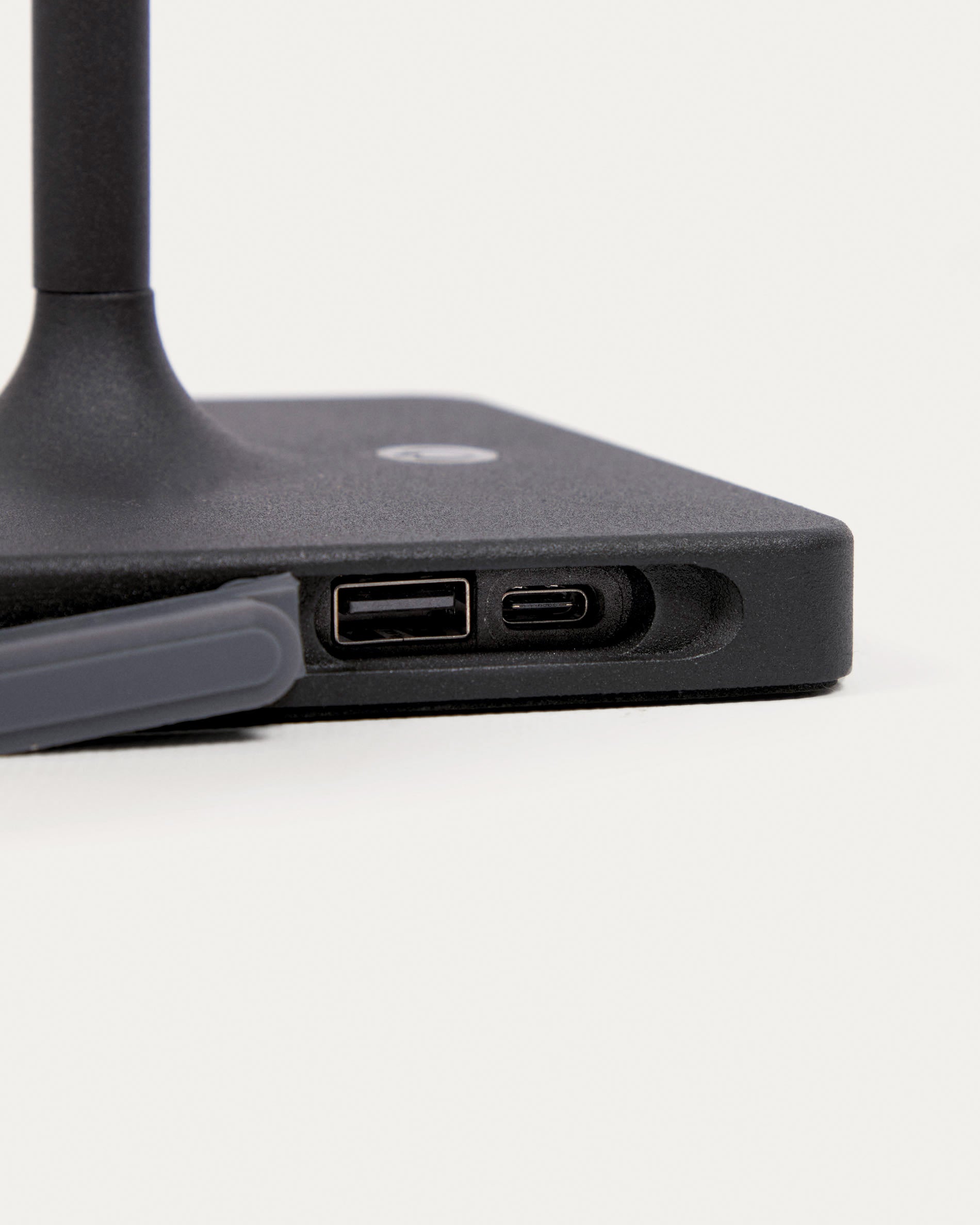 Die Aluney Outdoor Tischlampe von Kave Home bietet stilvolle Beleuchtung für Terrasse und Garten. Wetterfest, mobil und mit USB-Ladefunktion.