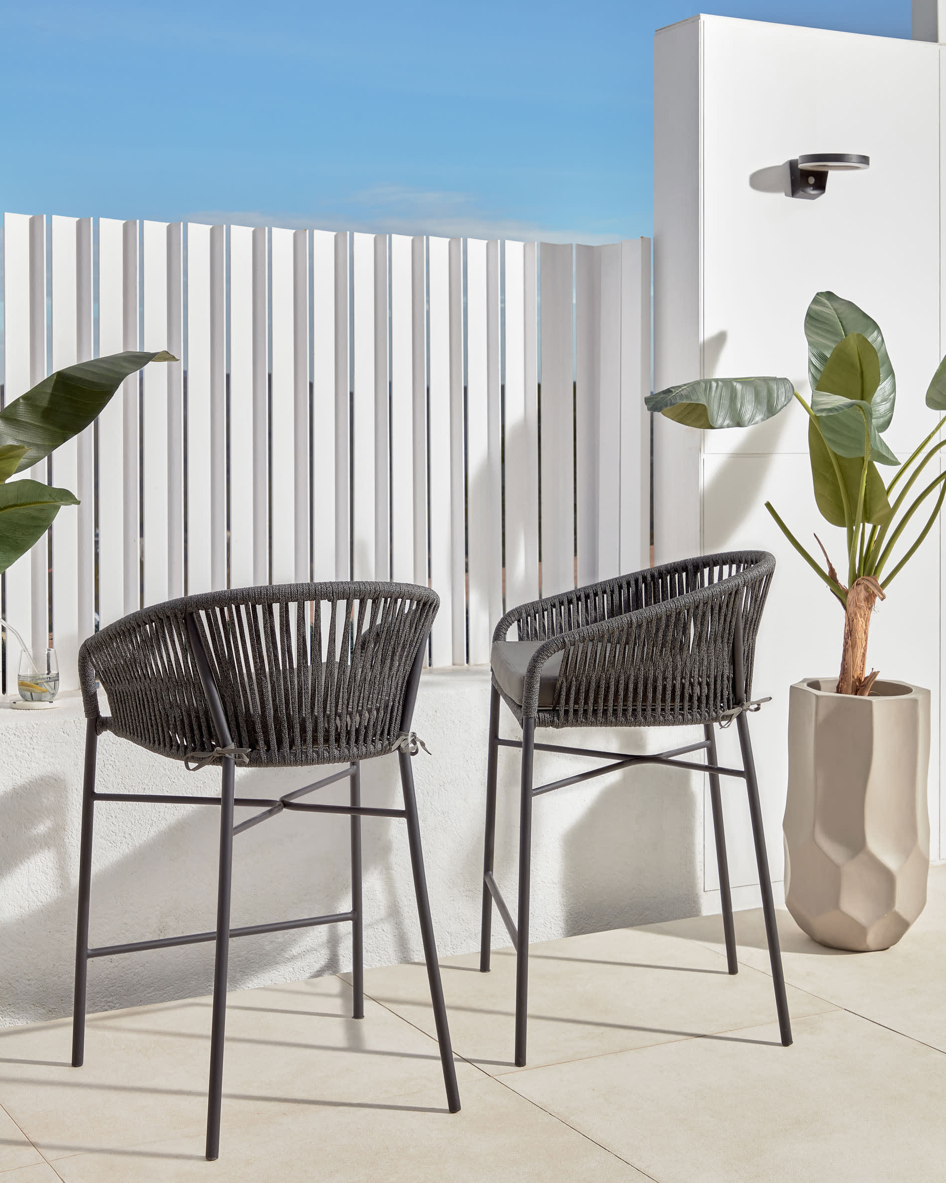 Die Aluney Outdoor Tischlampe von Kave Home bietet stilvolle Beleuchtung für Terrasse und Garten. Wetterfest, mobil und mit USB-Ladefunktion.