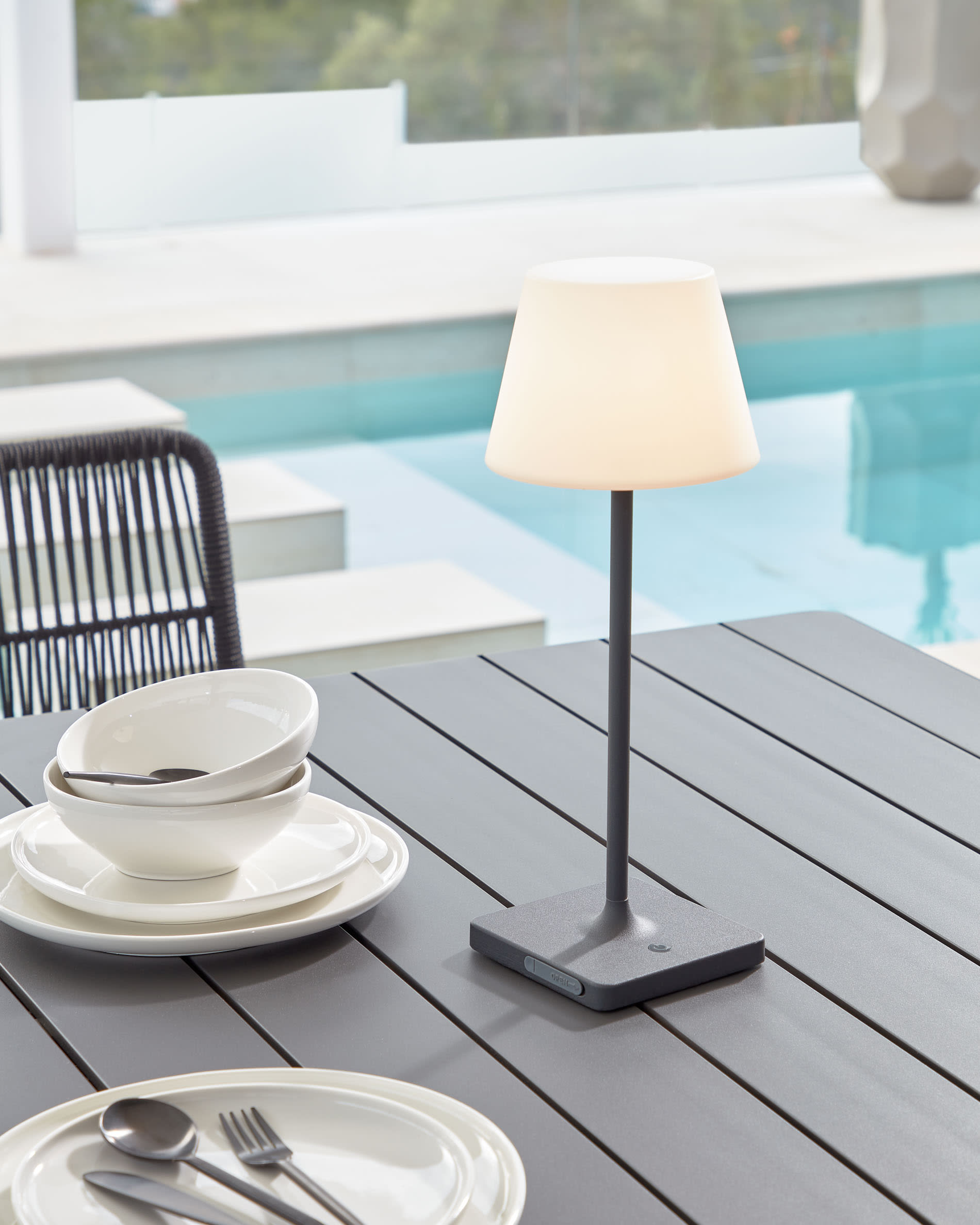 Eleganter Zaltana Ausziehtisch aus robustem Aluminium in mattem Dunkelgrau, flexibel von 140 auf 200 cm erweiterbar – perfekt für jede Gartenparty.