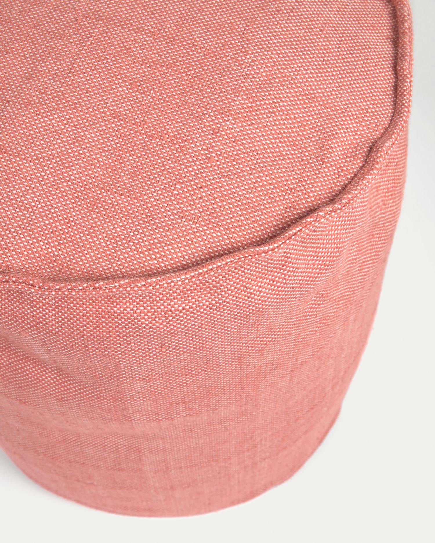 Entdecken Sie den Isaura Pouf in Terrakotta, Ø 40 cm – ein nachhaltiges, elegantes Möbelstück aus 100% recyceltem PET, ideal für jeden Raum.