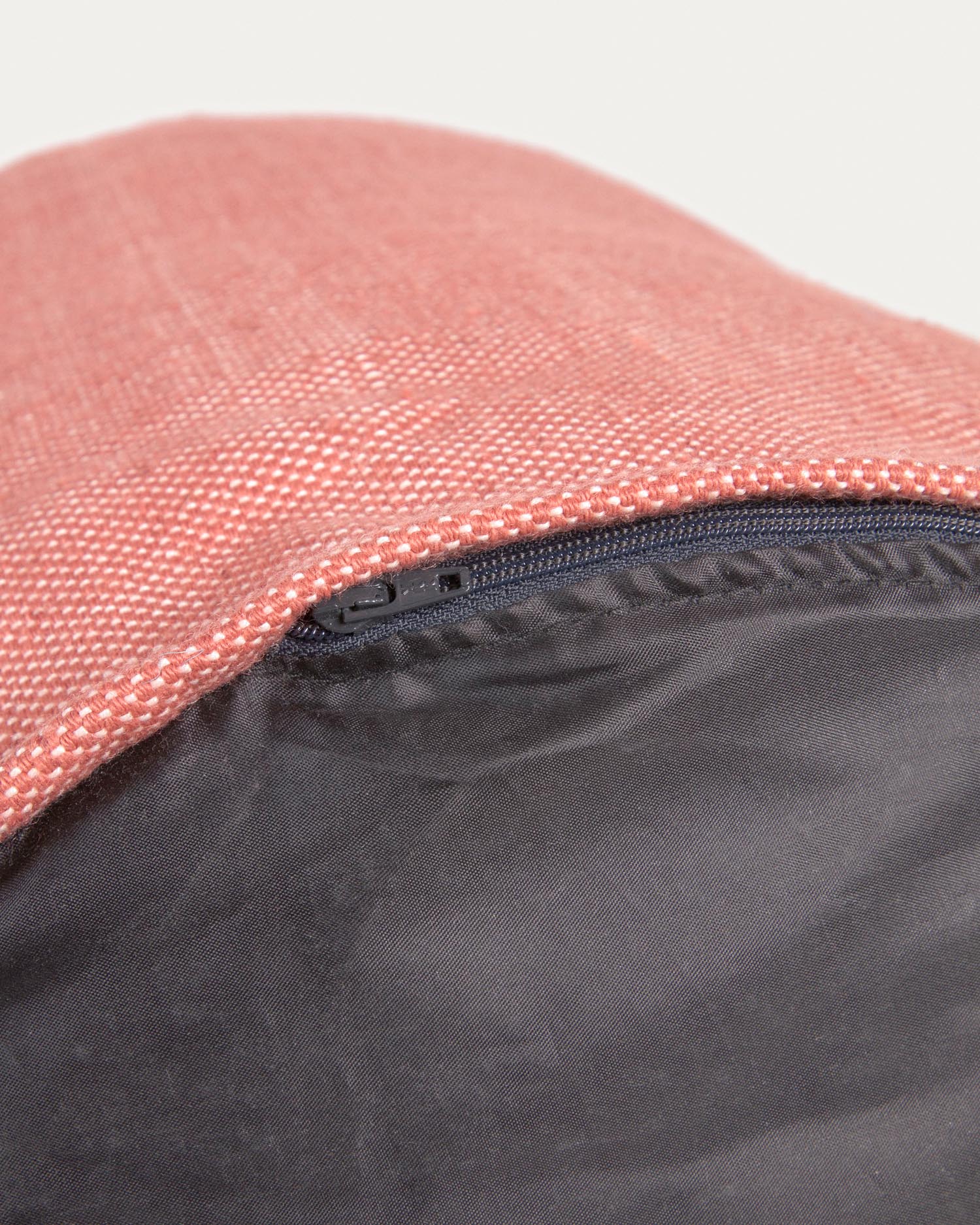 Der stilvolle Isaura Pouf in Terrakotta (Ø 40 cm) vereint Nachhaltigkeit und Design. Hergestellt aus 100% recyceltem PET, ist er perfekt für Ihr Zuhause.