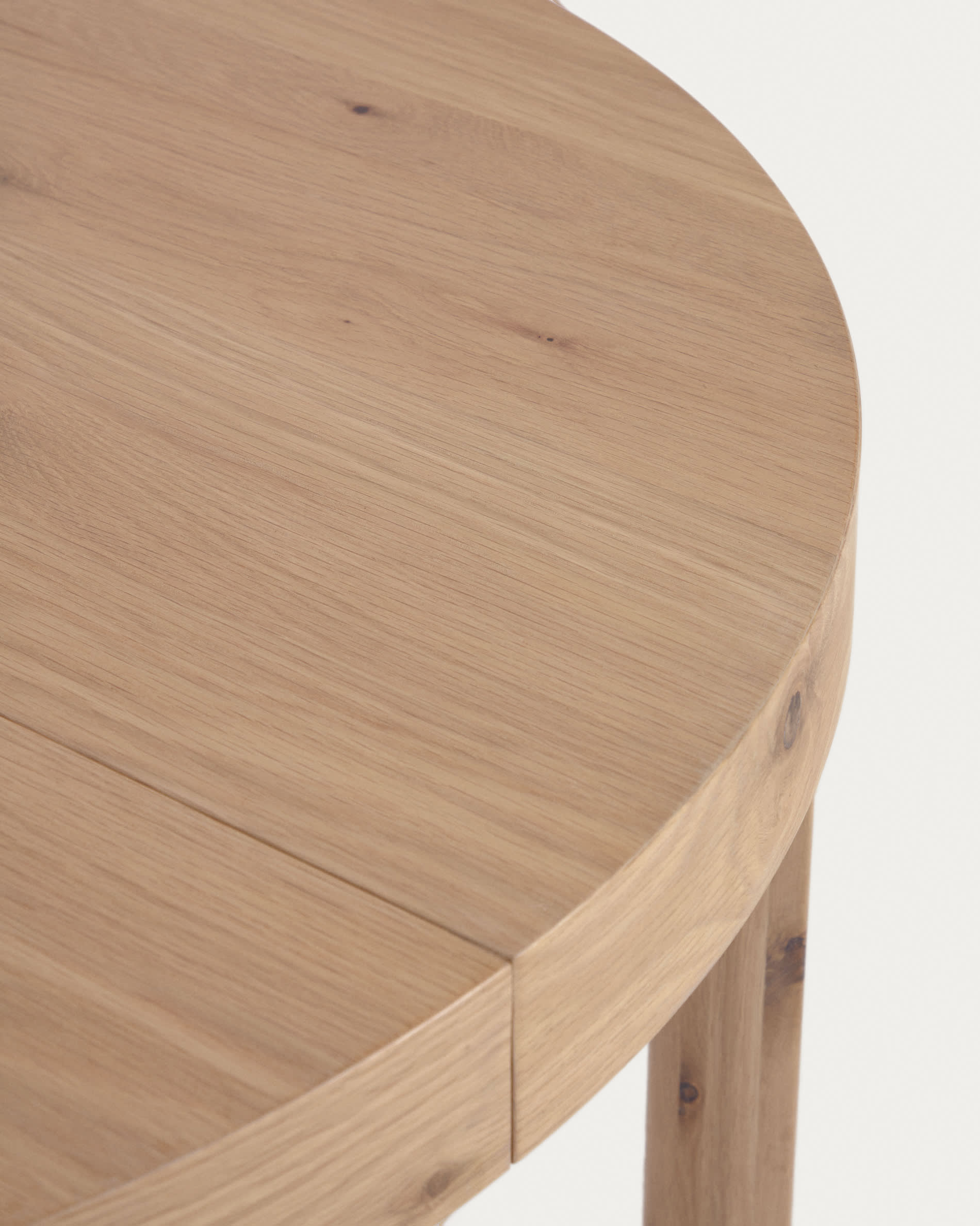 Runder Ausziehtisch aus Eichenfurnier mit robusten Massivholzbeinen, Ø120(170)x120 cm – perfekt für festliche Zusammenkünfte und modernes Wohndesign.