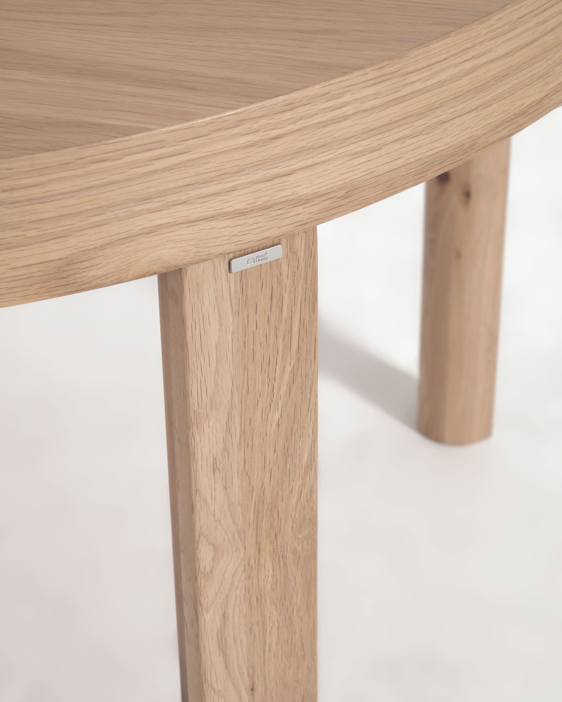 Eleganter runder Ausziehtisch aus Eichenfurnier, Ø120(170)x120 cm, mit stabilen Massivholzbeinen – ideal für gesellige Runden und stilvolle Einrichtung.