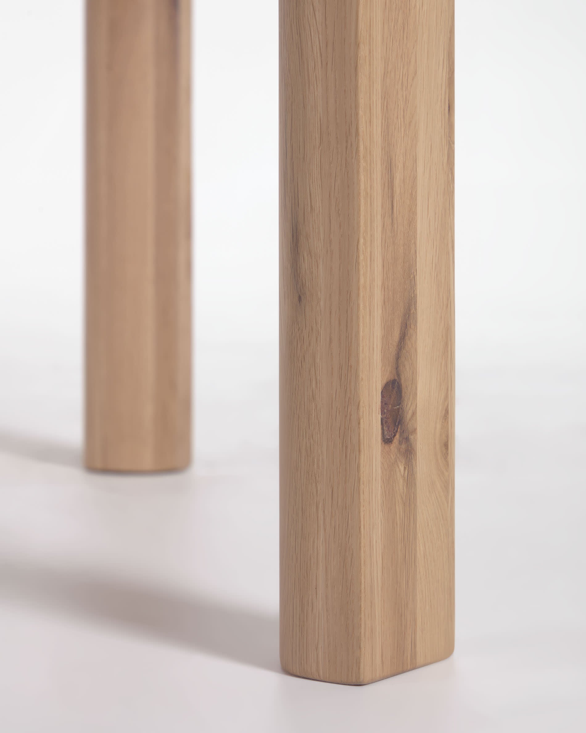 Runder Ausziehtisch Colleen von Kave Home, Ø120(170)x120 cm, aus hochwertigem Eichenfurnier und robusten Massivholzbeinen – perfekt für jedes Esszimmer.