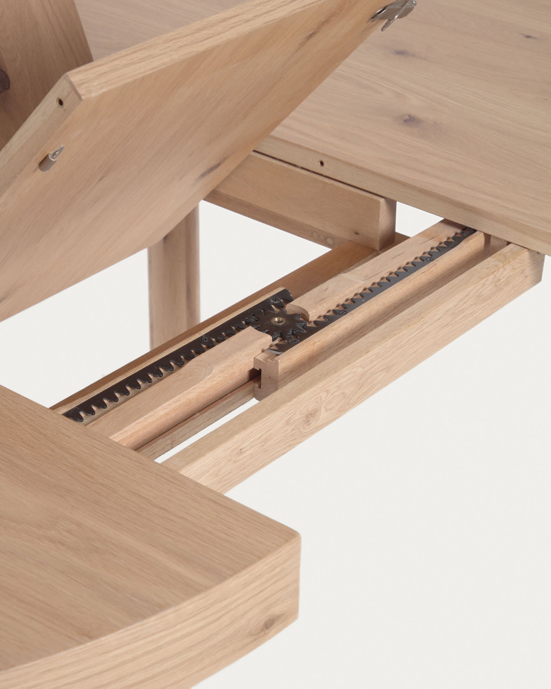 Eleganter runder Ausziehtisch Colleen von Kave Home, Ø120(170)x120 cm, aus edlem Eichenfurnier und stabilen Massivholzbeinen – ideal für gesellige Anlässe.