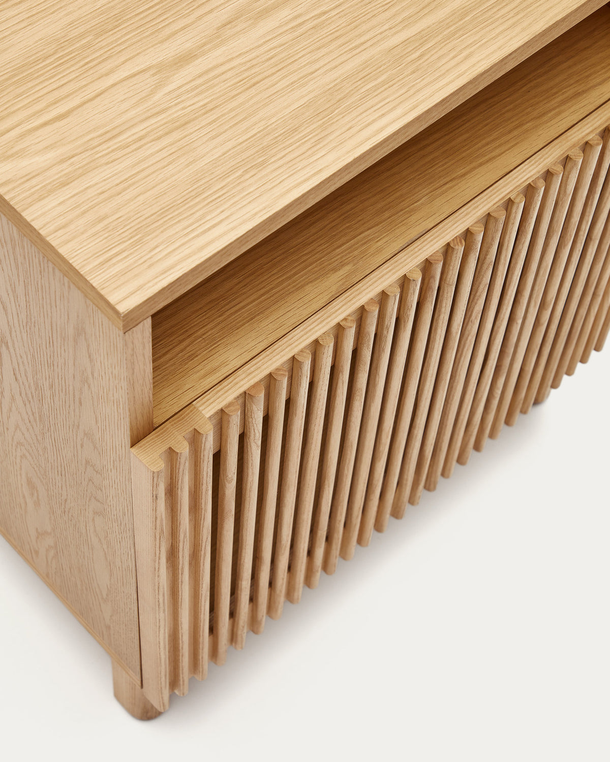 Nachttisch Beyla aus massivem Eschenholz und Eichenfurnier 53 x 62 cm FSC 100% in Natur präsentiert im Onlineshop von KAQTU Design AG. Nachttisch ist von Kave Home