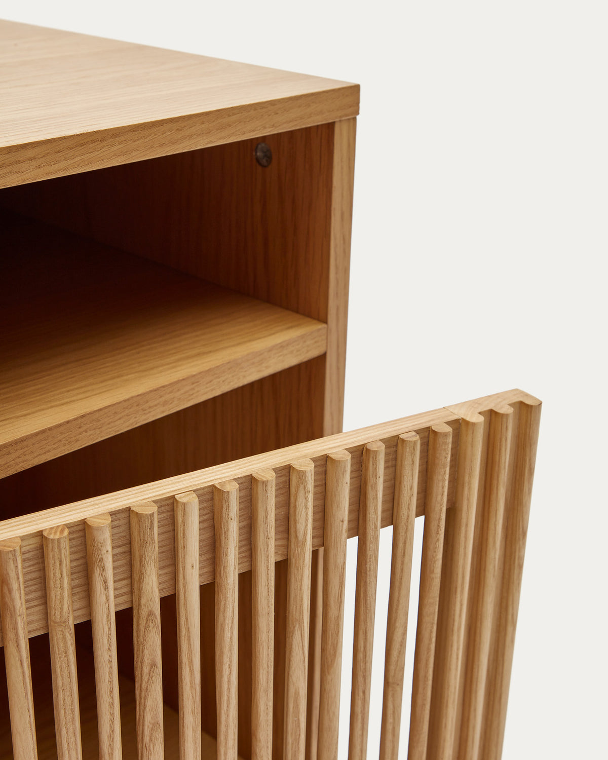 Nachttisch Beyla aus massivem Eschenholz und Eichenfurnier 53 x 62 cm FSC 100% in Natur präsentiert im Onlineshop von KAQTU Design AG. Nachttisch ist von Kave Home