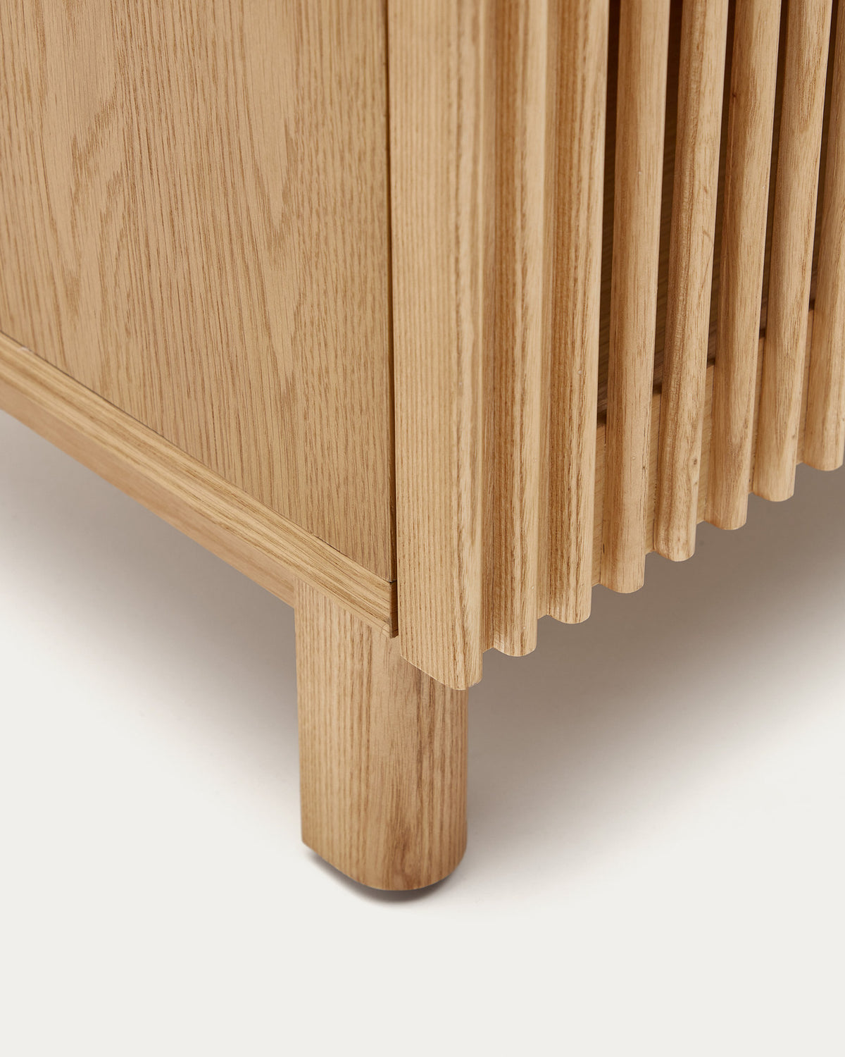 Nachttisch Beyla aus massivem Eschenholz und Eichenfurnier 53 x 62 cm FSC 100% in Natur präsentiert im Onlineshop von KAQTU Design AG. Nachttisch ist von Kave Home