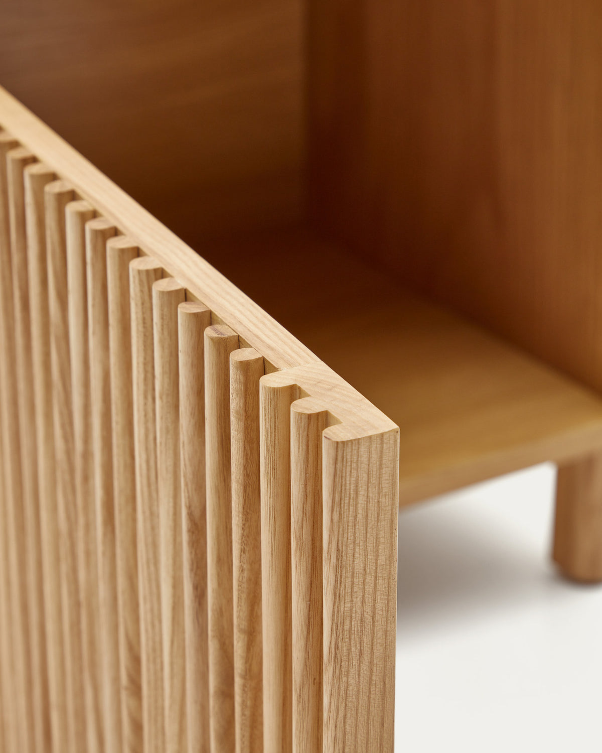 Nachttisch Beyla aus massivem Eschenholz und Eichenfurnier 53 x 62 cm FSC 100% in Natur präsentiert im Onlineshop von KAQTU Design AG. Nachttisch ist von Kave Home