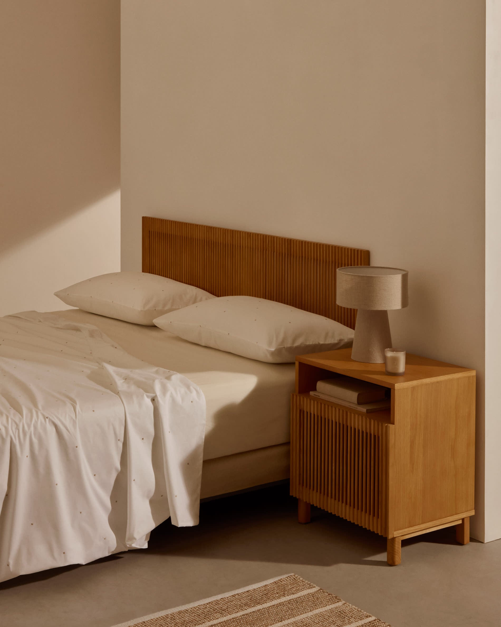 Beyla Kopfteil aus FSC-zertifizierter massiver Eiche, ideal für 160 cm Betten, von Kave Home, stilvoll und nachhaltig.