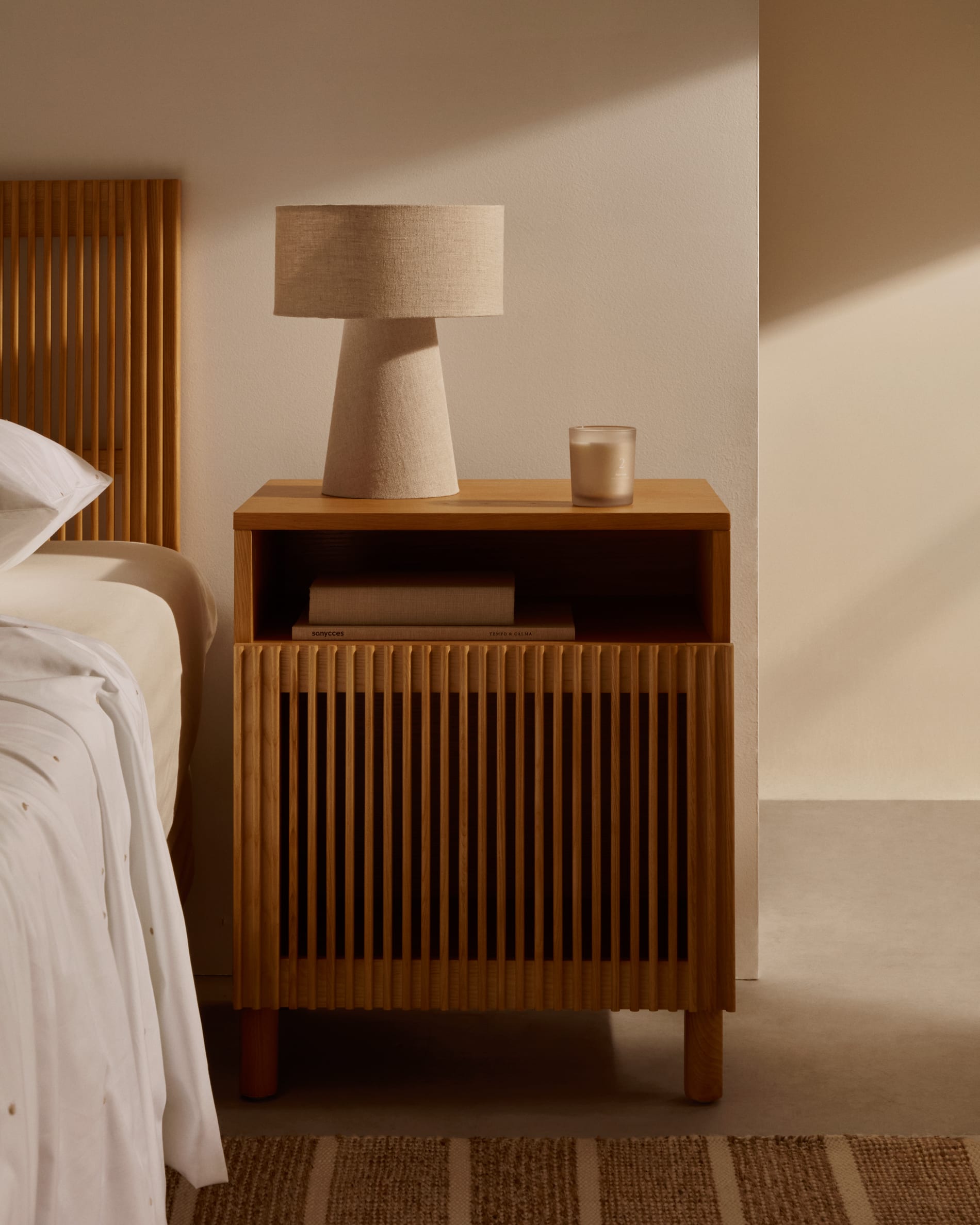 Massives Eichenholz-Kopfteil Beyla von Kave Home, FSC-zertifiziert, passend für 160 cm Betten, nachhaltig und elegant.